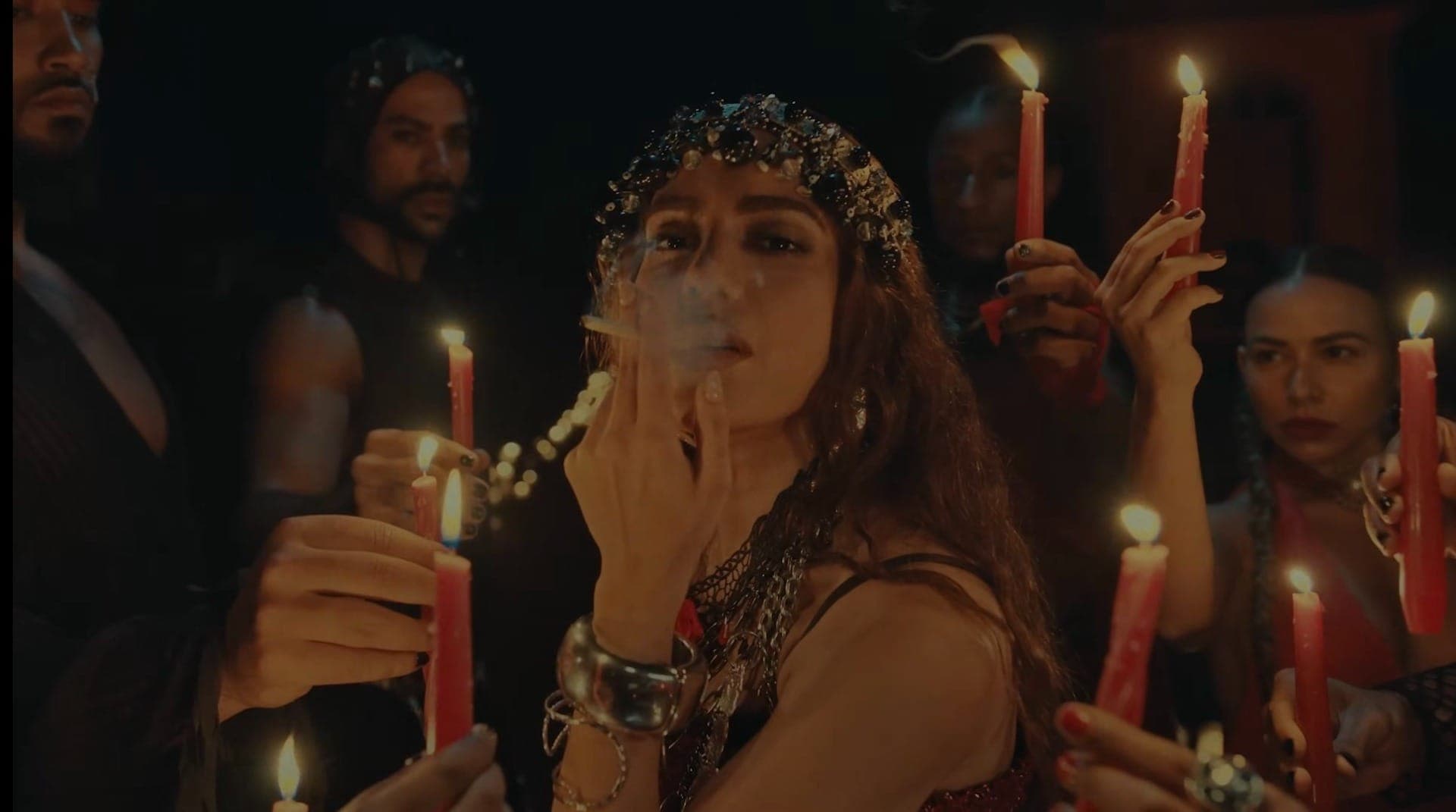 Anitta fumou cigarro em clipe de "Desgraça"