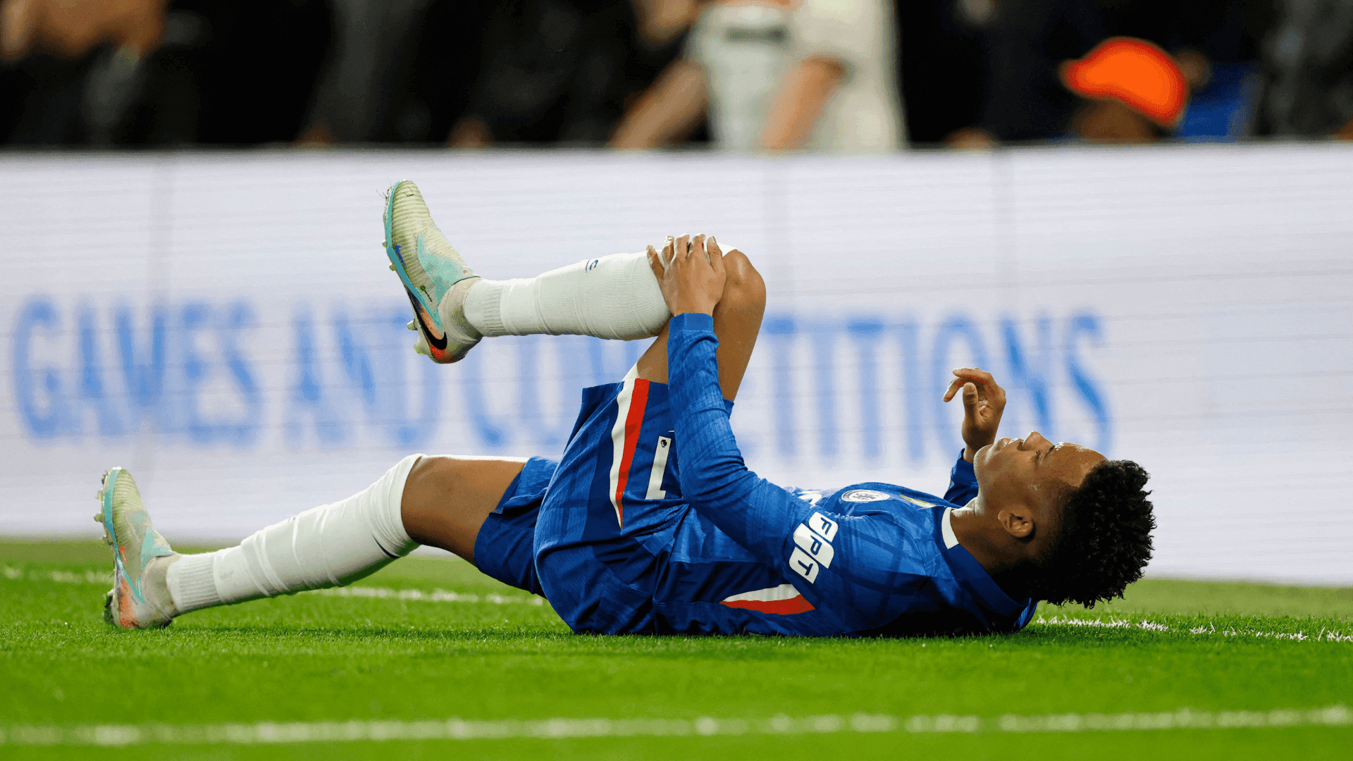 Estêvão pisa em falso, sente e deixa jogo contra o United