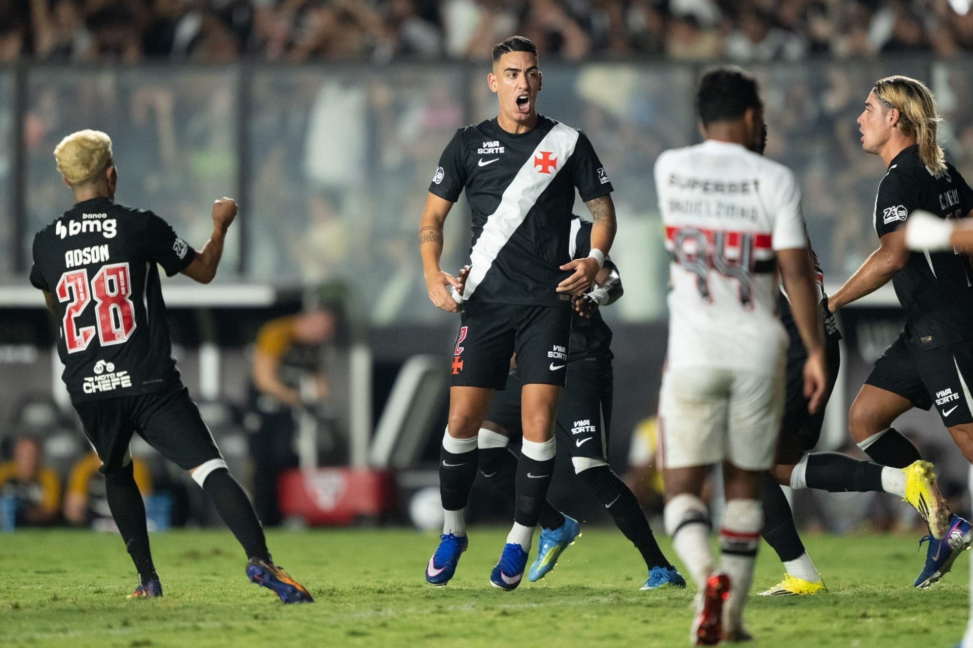 Vasco comemora vitória sobre o São Paulo, de virada, pelo Brasileirão