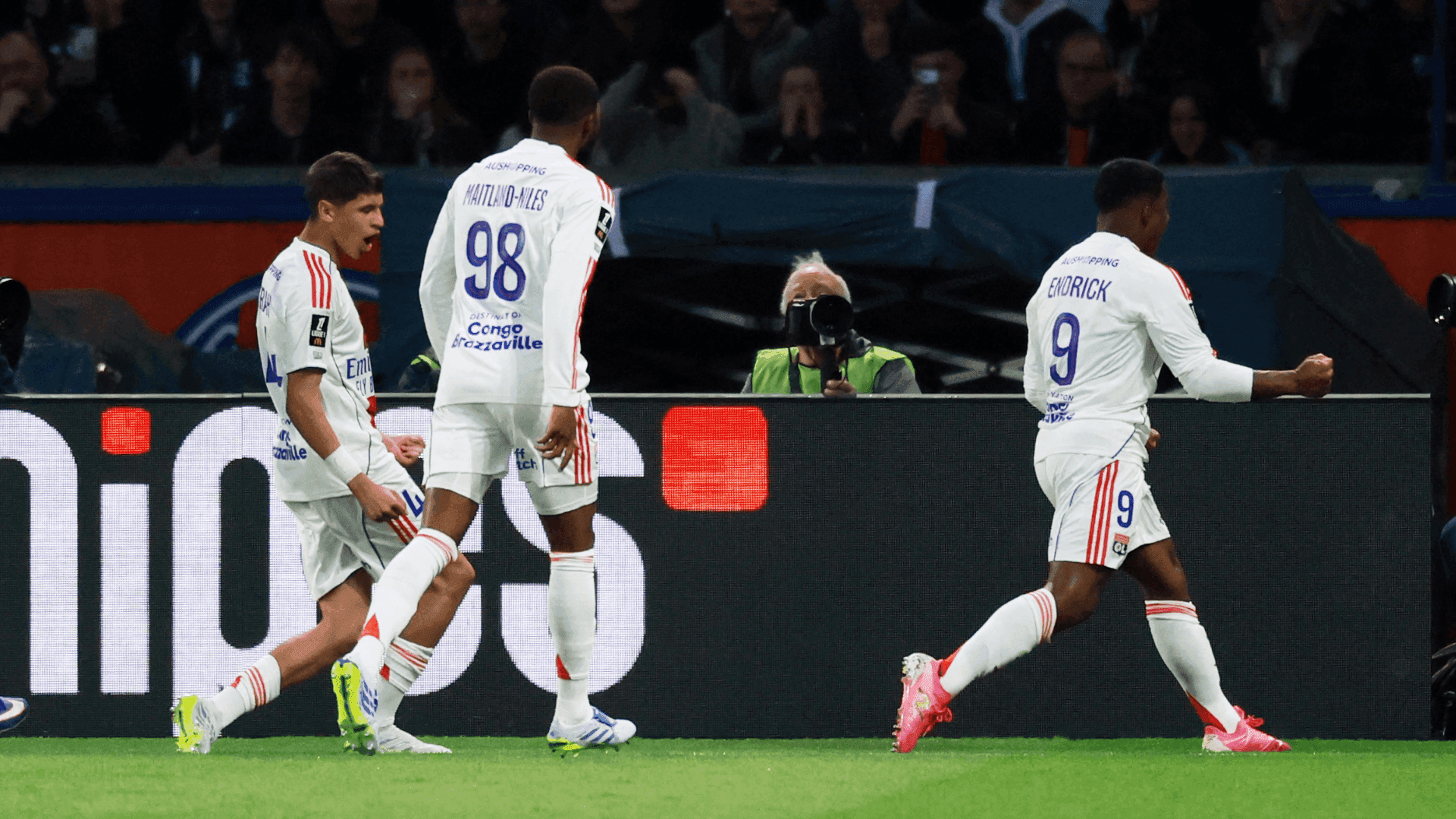 Endrick comemora gol pelo Lyon contra o PSG pelo Campeonato Francês