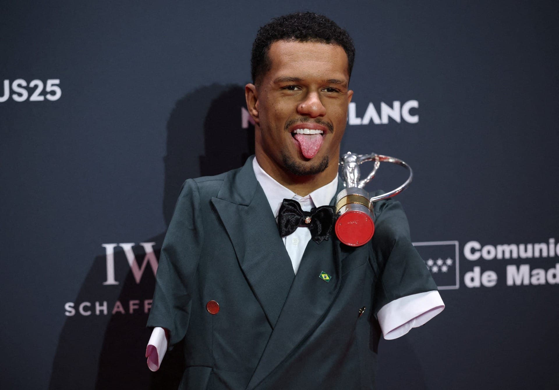 Gabriel Araújo posa no tapete vermelho após receber o prêmio de Melhor Atleta do Ano com Deficiência