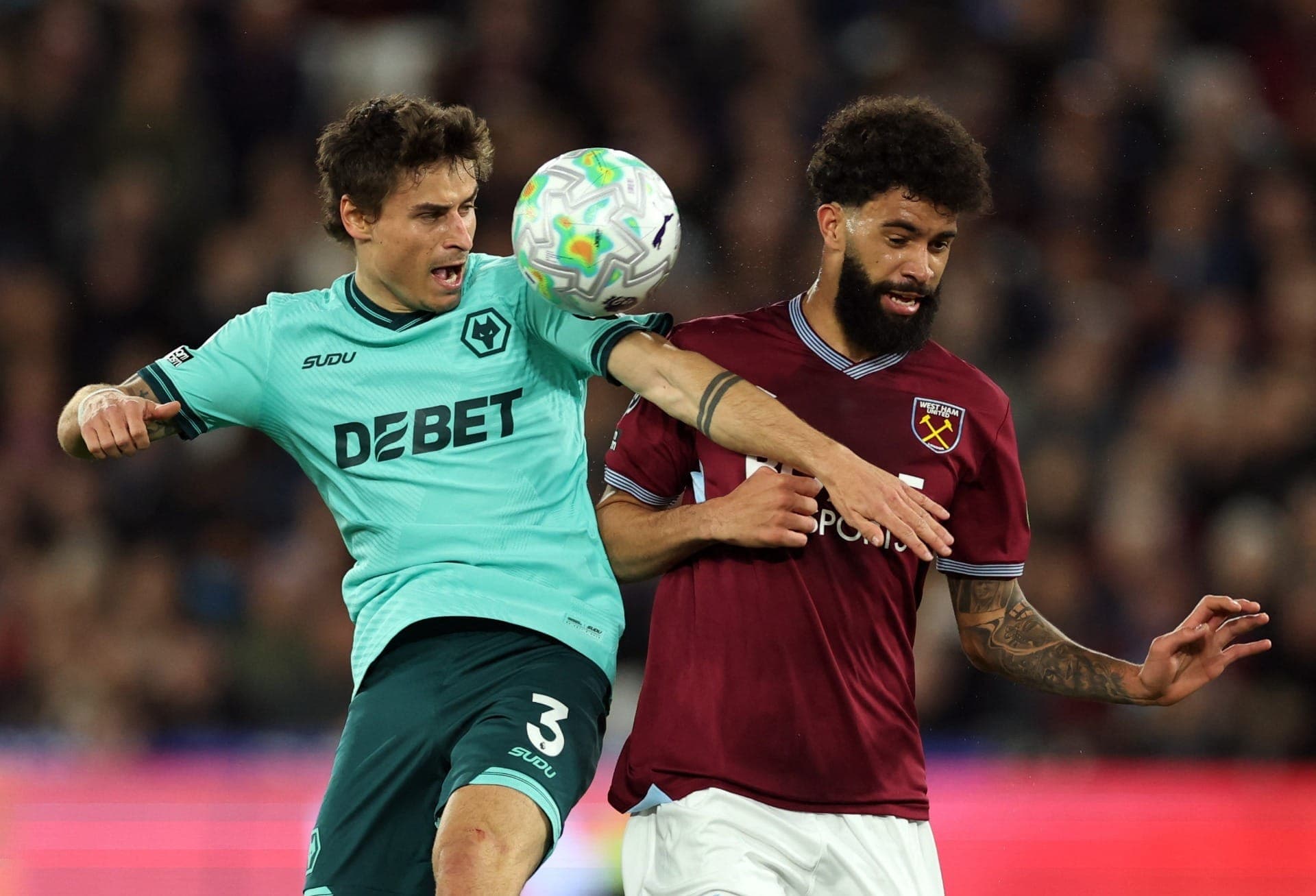 Hugo Bueno, do Wolverhampton Wanderers, em ação com Pablo, do West Ham United