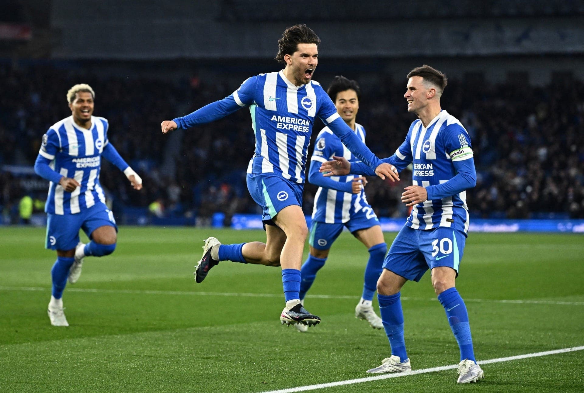 Brighton domina o Chelsea, vence por 3 a 0 e se aproxima do G-5
