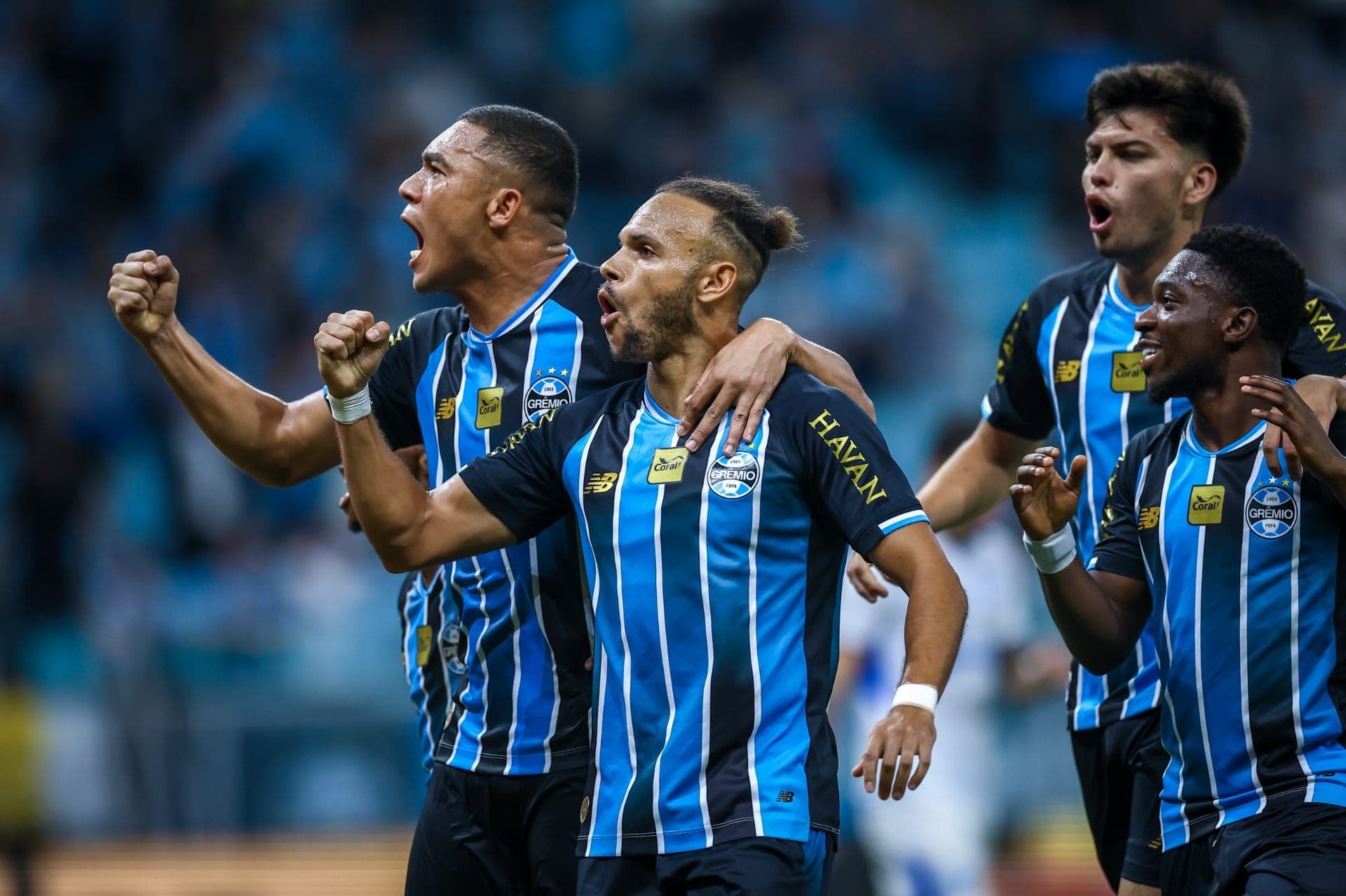 Carlos Vinícius e Braithwaite comemoram primeiro gol do Grêmio diante do Confiança pela Copa do Brasil