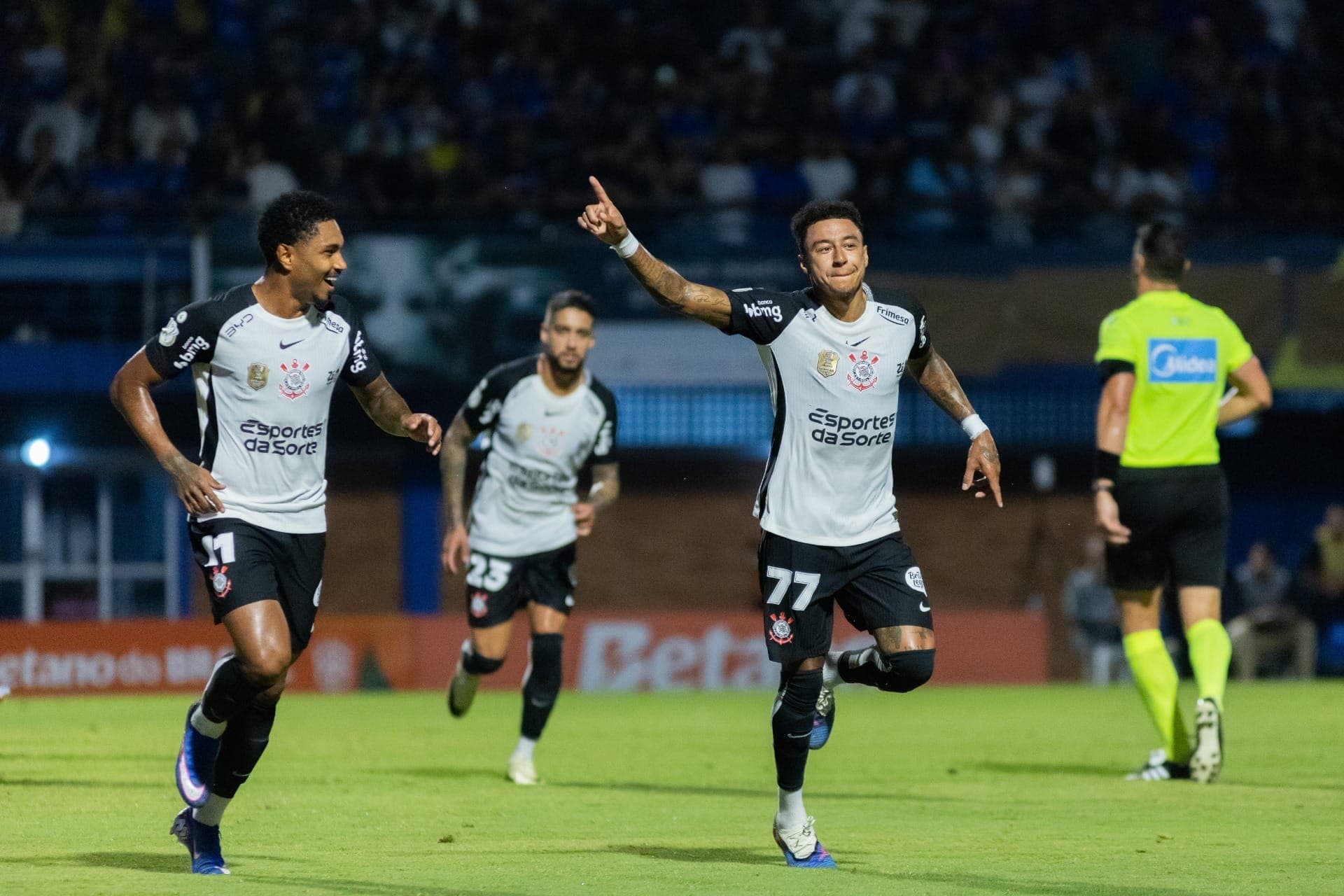Jesse Lingard comemora seu primeiro gol com a camisa do Corinthians