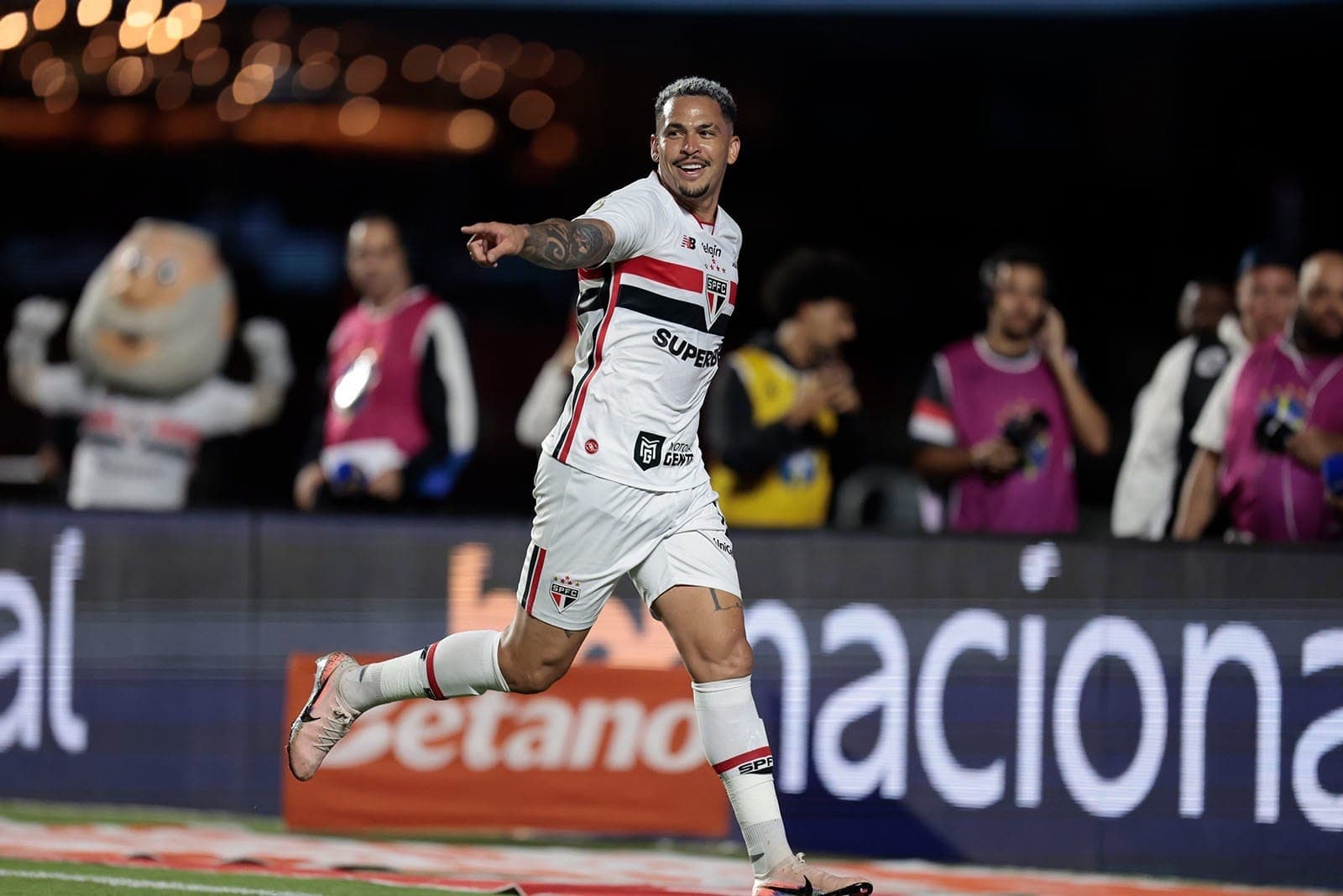 Luciano comemora gol da vitória diante do Juventude, no MorumBis