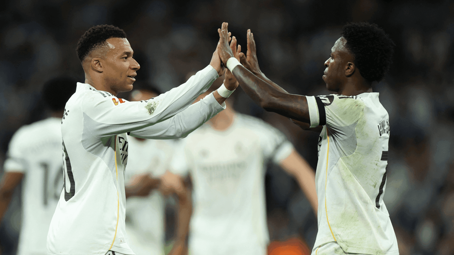 Mbappé e Vini Jr. comemorando gol na vitória do Real Madrid