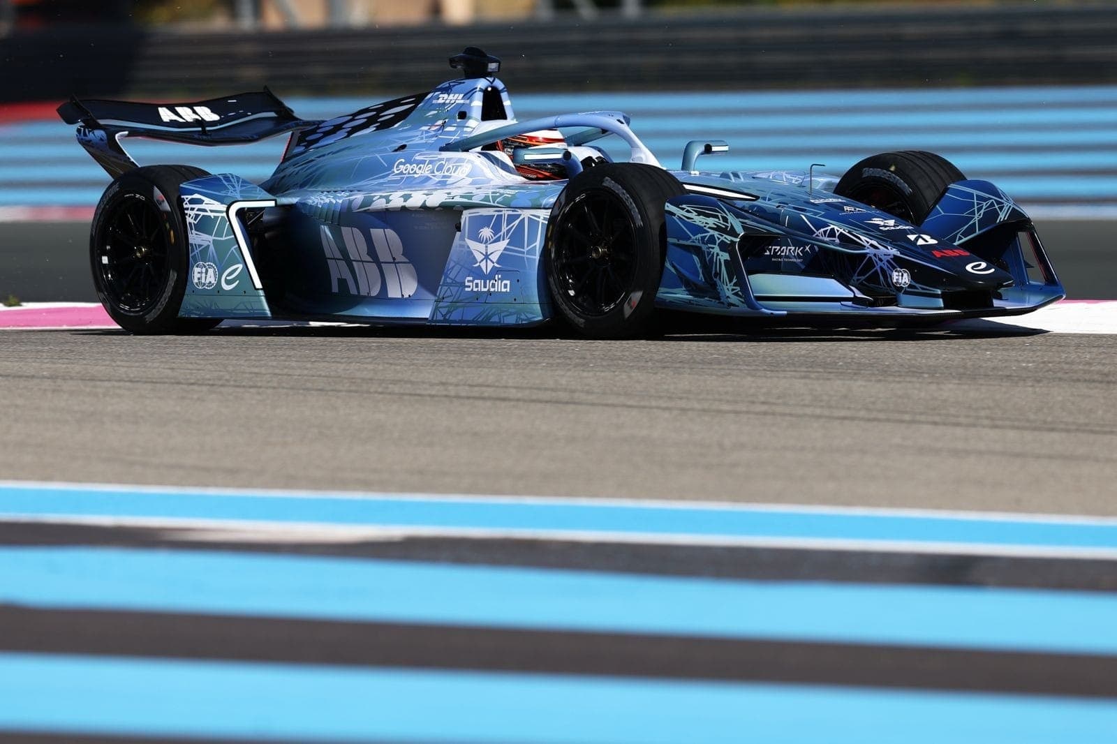 Novo carro GEN4, em sua versão do Campeonato Mundial de Fórmula E, é apresentado no circuito Paul Ricard, na França