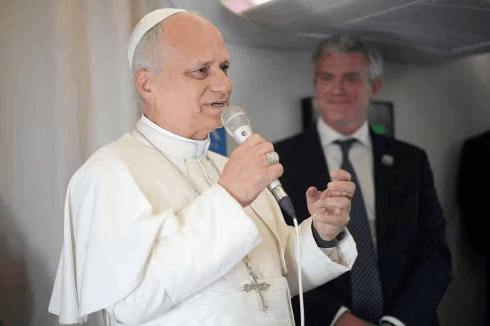 Papa Leão XIV afirma que não pretende formalizar bênçãos a casais homossexuais