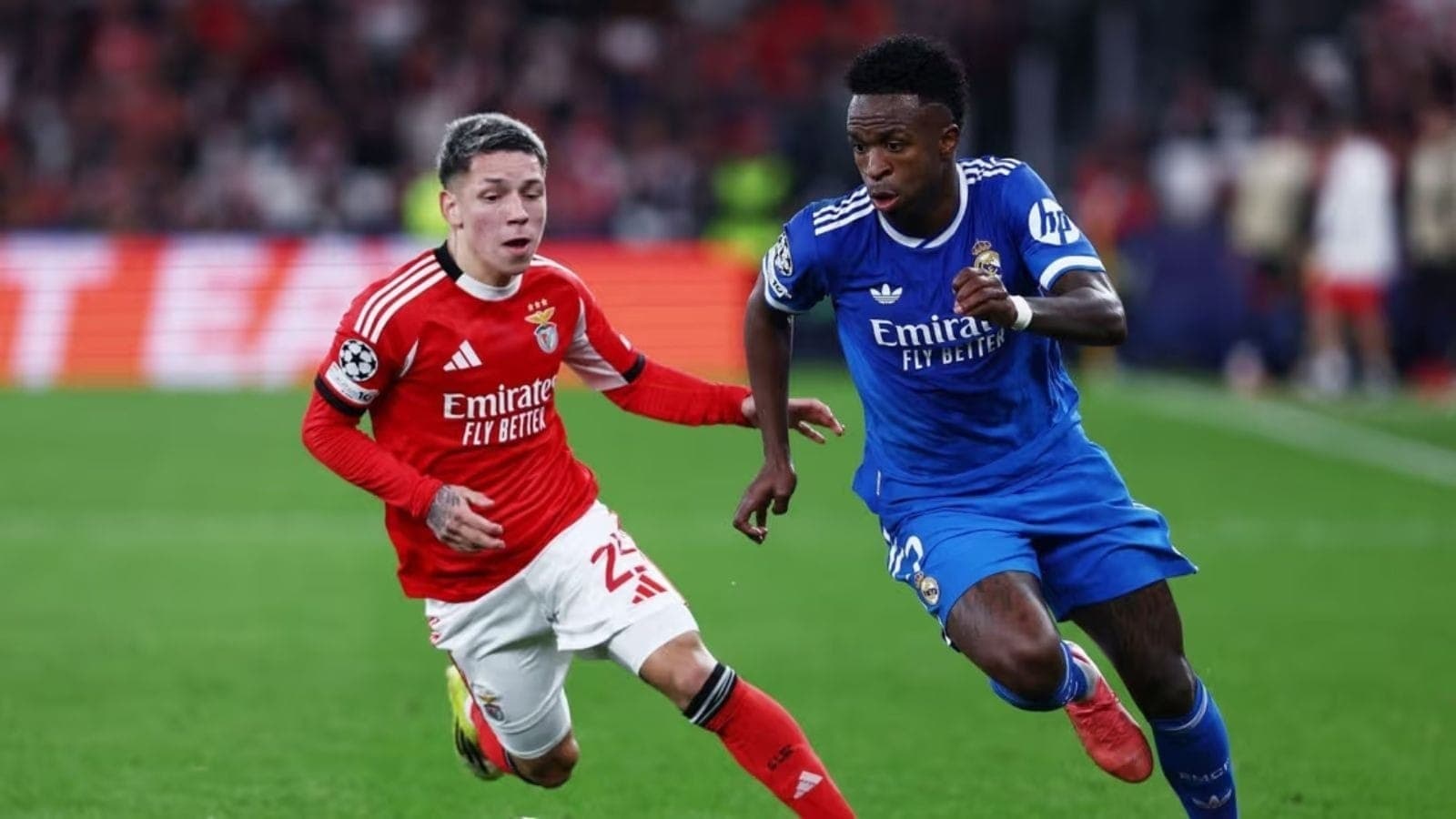 Vinicius Jr sendo marcado por Prestianni, na Champions League