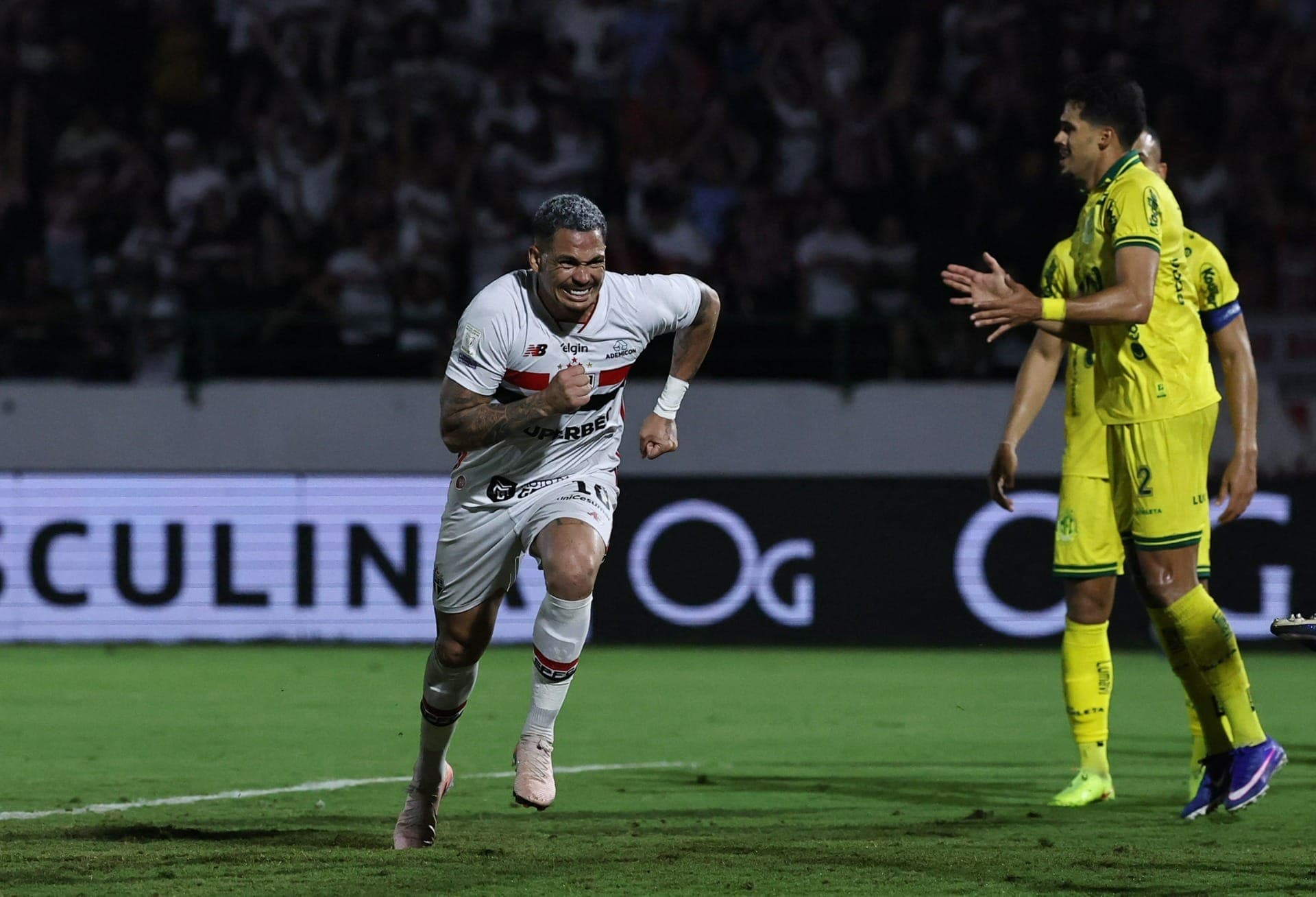 Luciano comemora gol