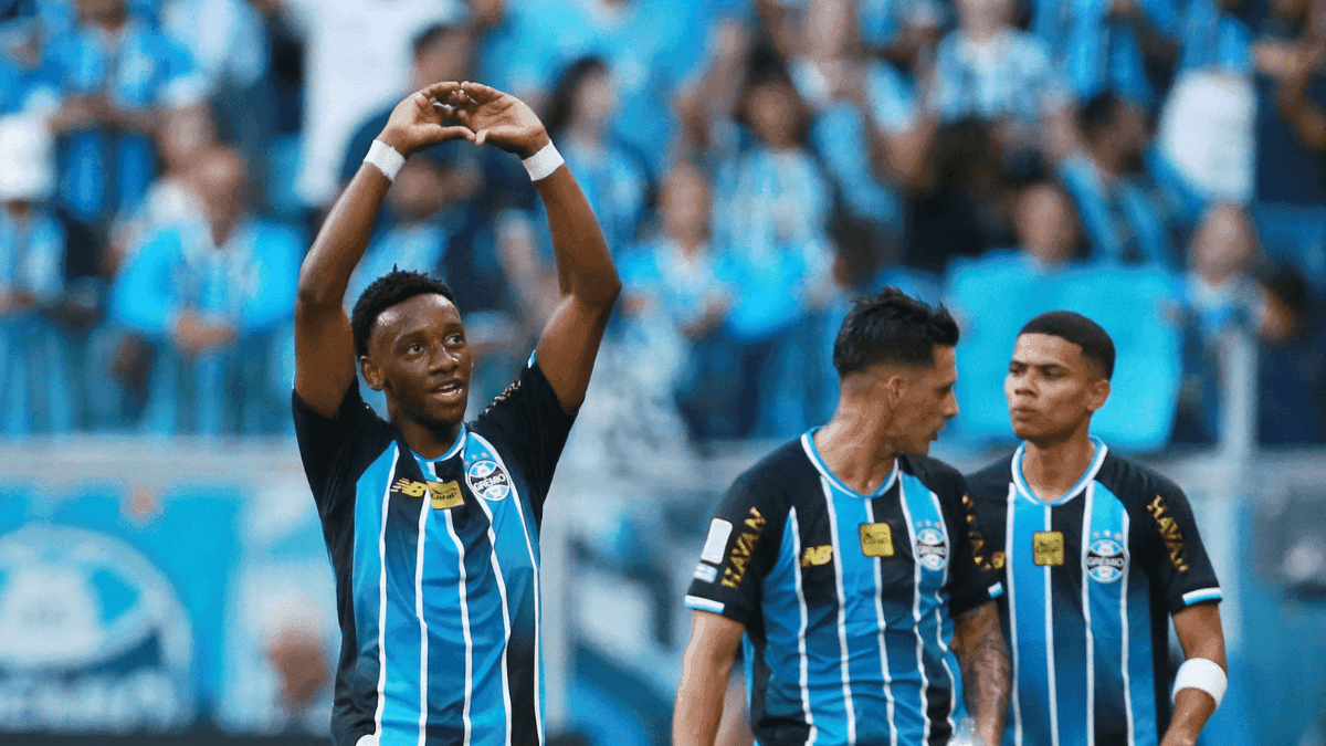Gabriel Mec comemora gol pelo Grêmio contra Coritiba