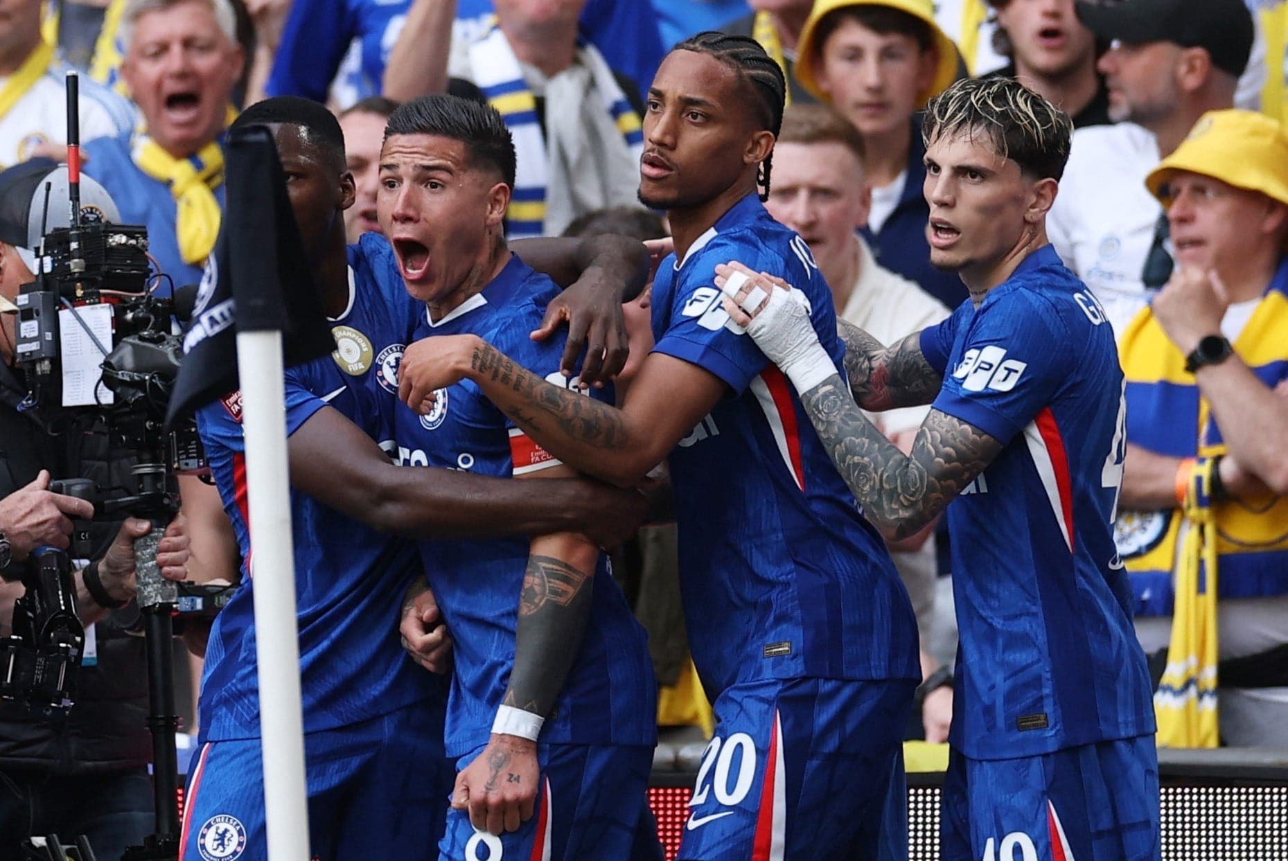 Jogadores do Chelsea comemoram gol sobre Leeds