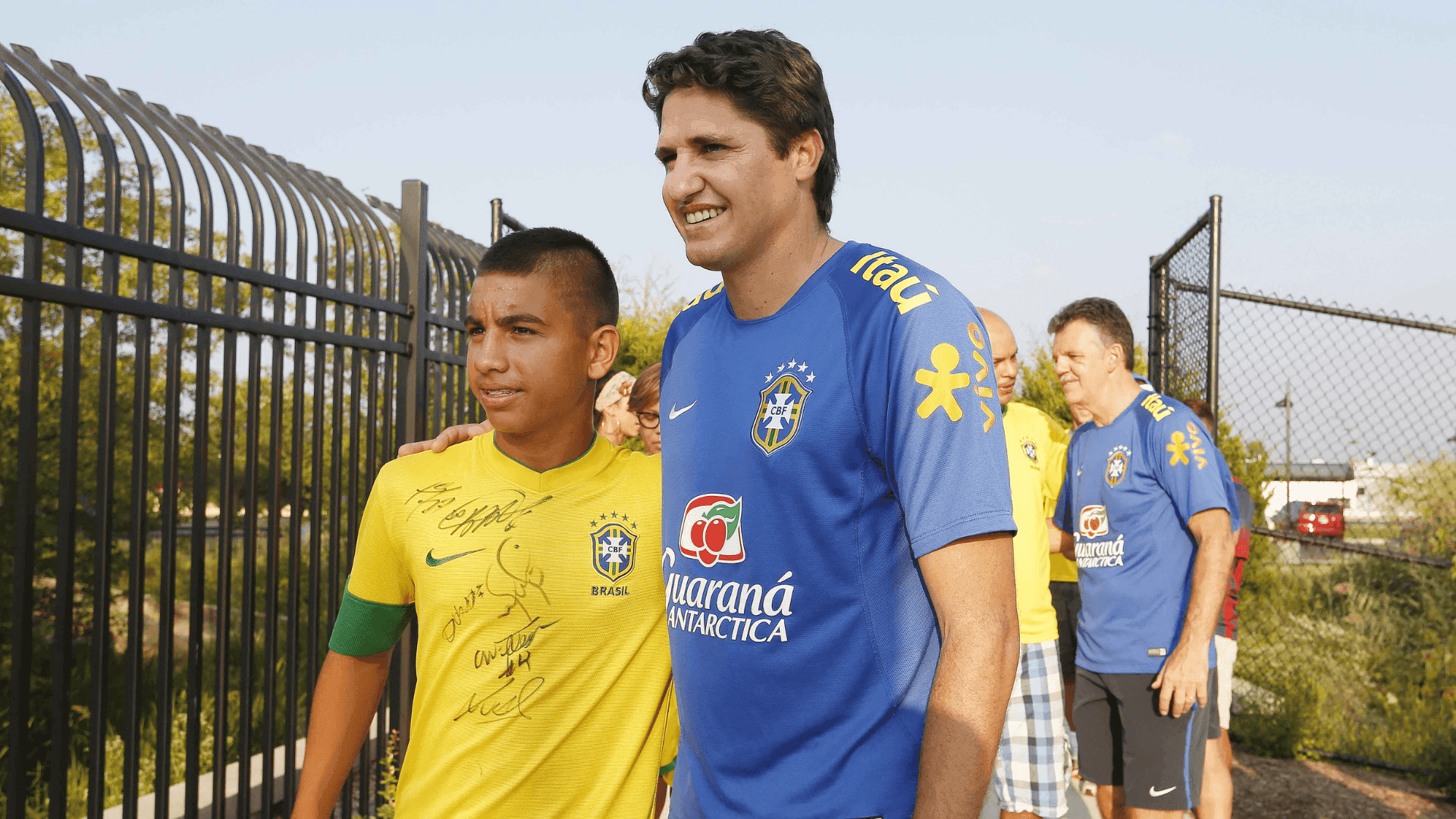 Edmílson tirando foto com fã na Seleção Brasileira