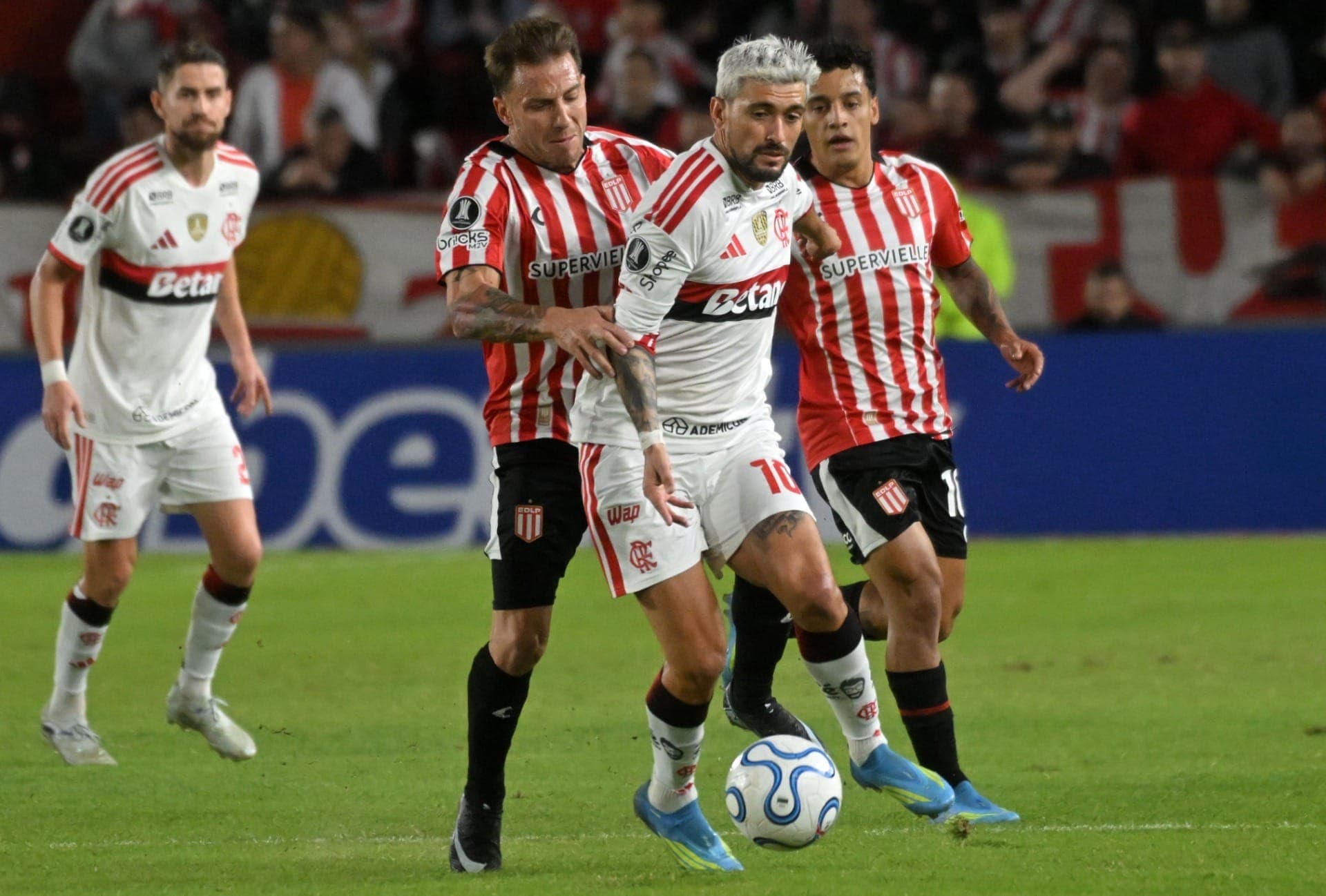 Flamengo e Estudiantes jogam pela Libertadores