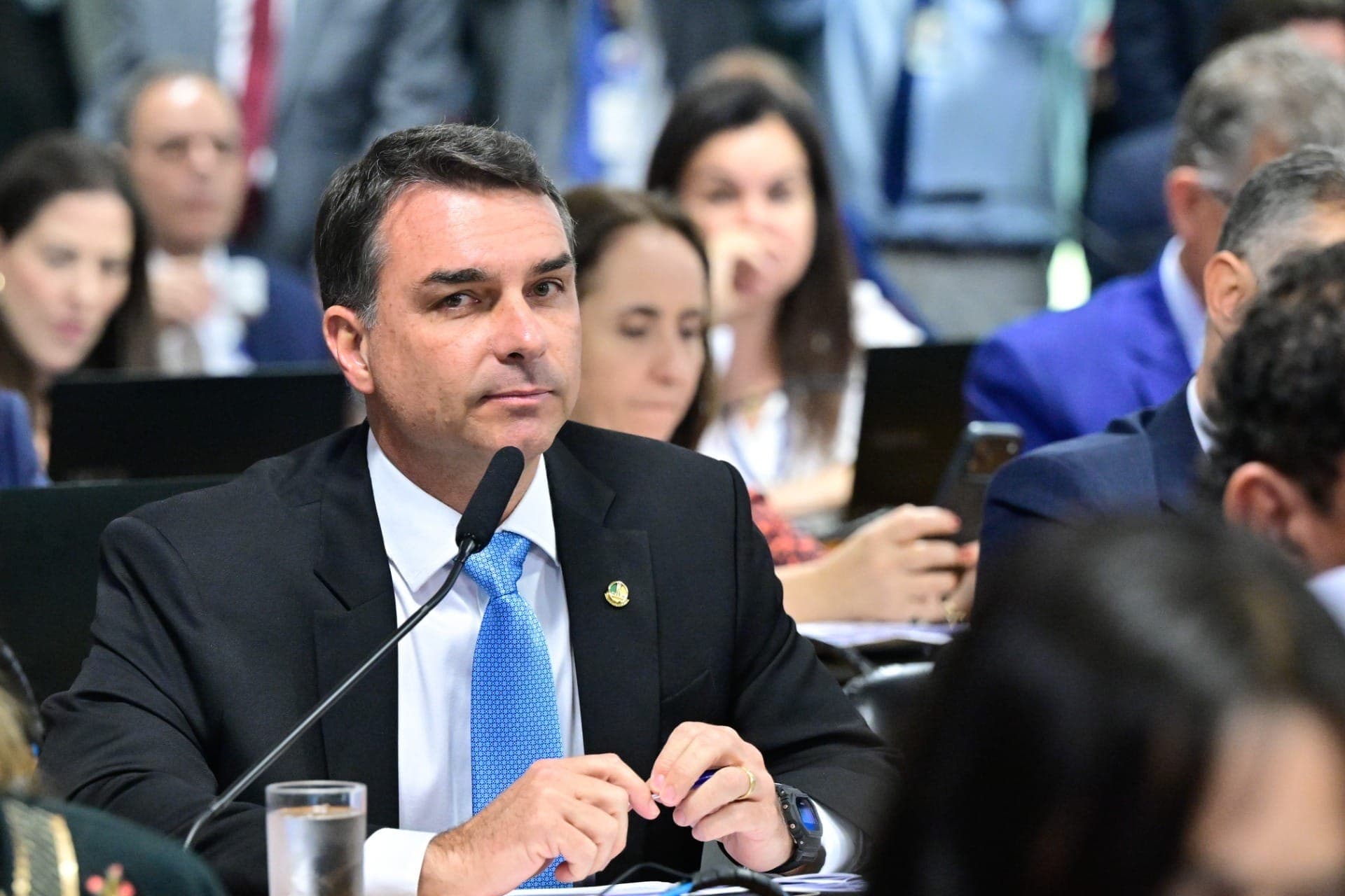 Flávio Bolsonaro foi flagrado pedindo dinheiro a Vorcaro