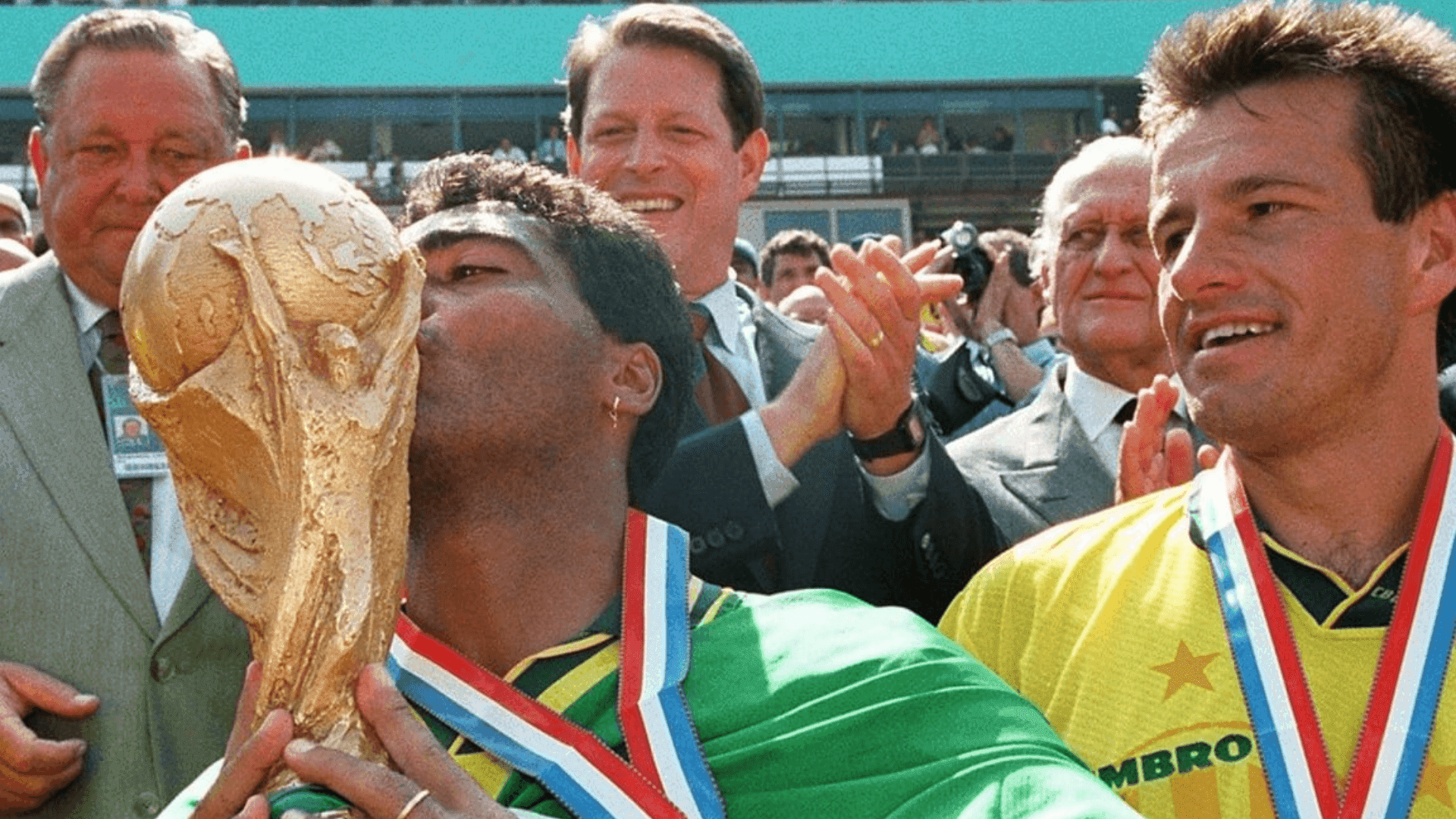 Romário beijando a taça da Copa do Mundo