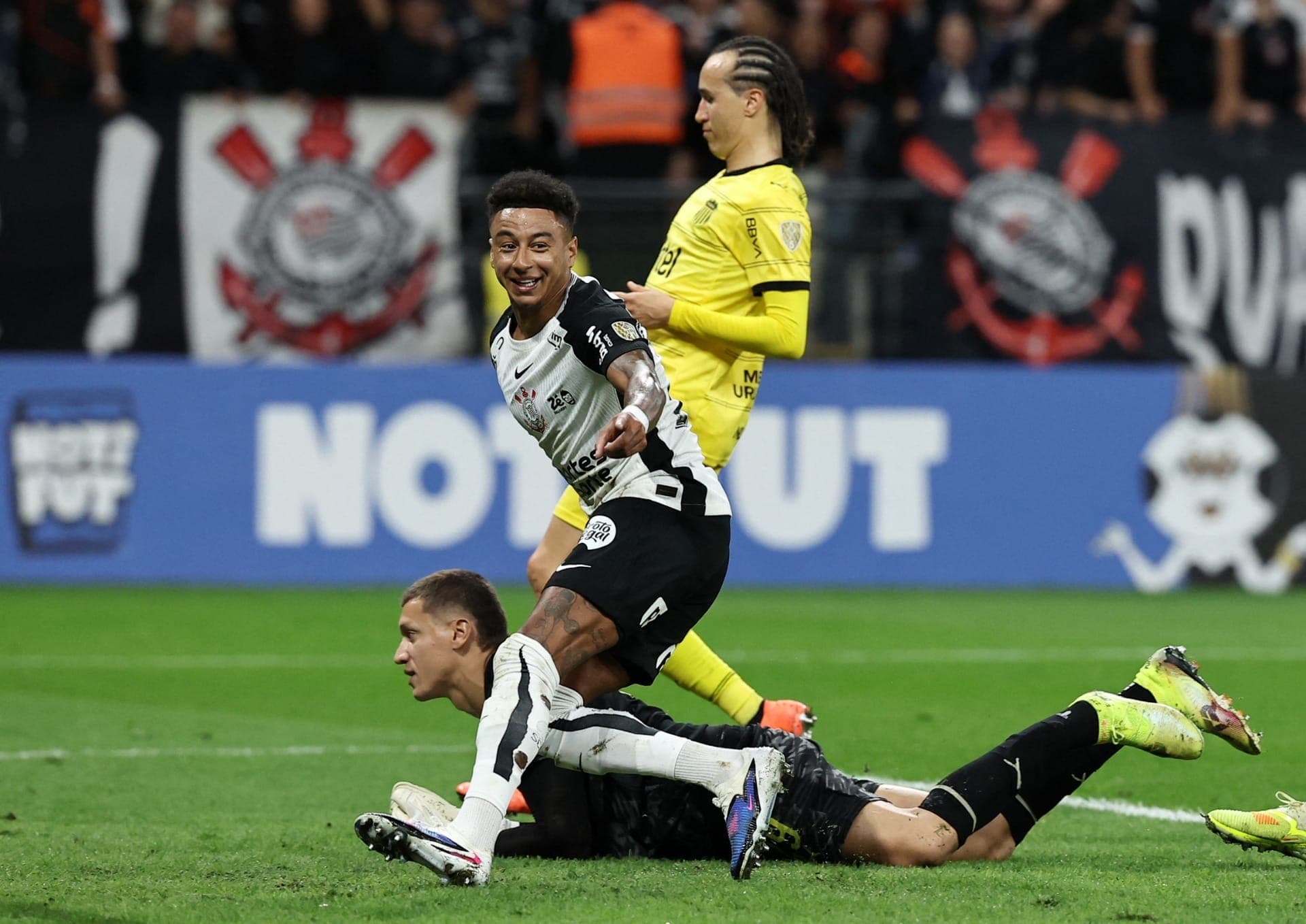 Lingard comemora gol anotado pelo Corinthians contra o Peñarol, pela Libertadores