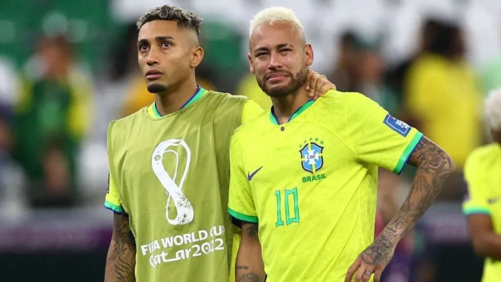 Raphinha e Neymar após a eliminação na Copa de 2022, no Catar