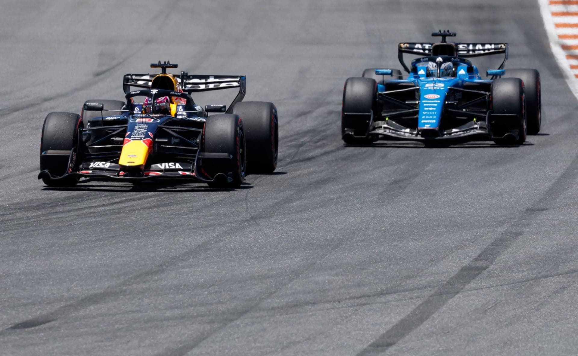 Verstappen e Albon durante treinamento para a qualificação da sprint em Miami