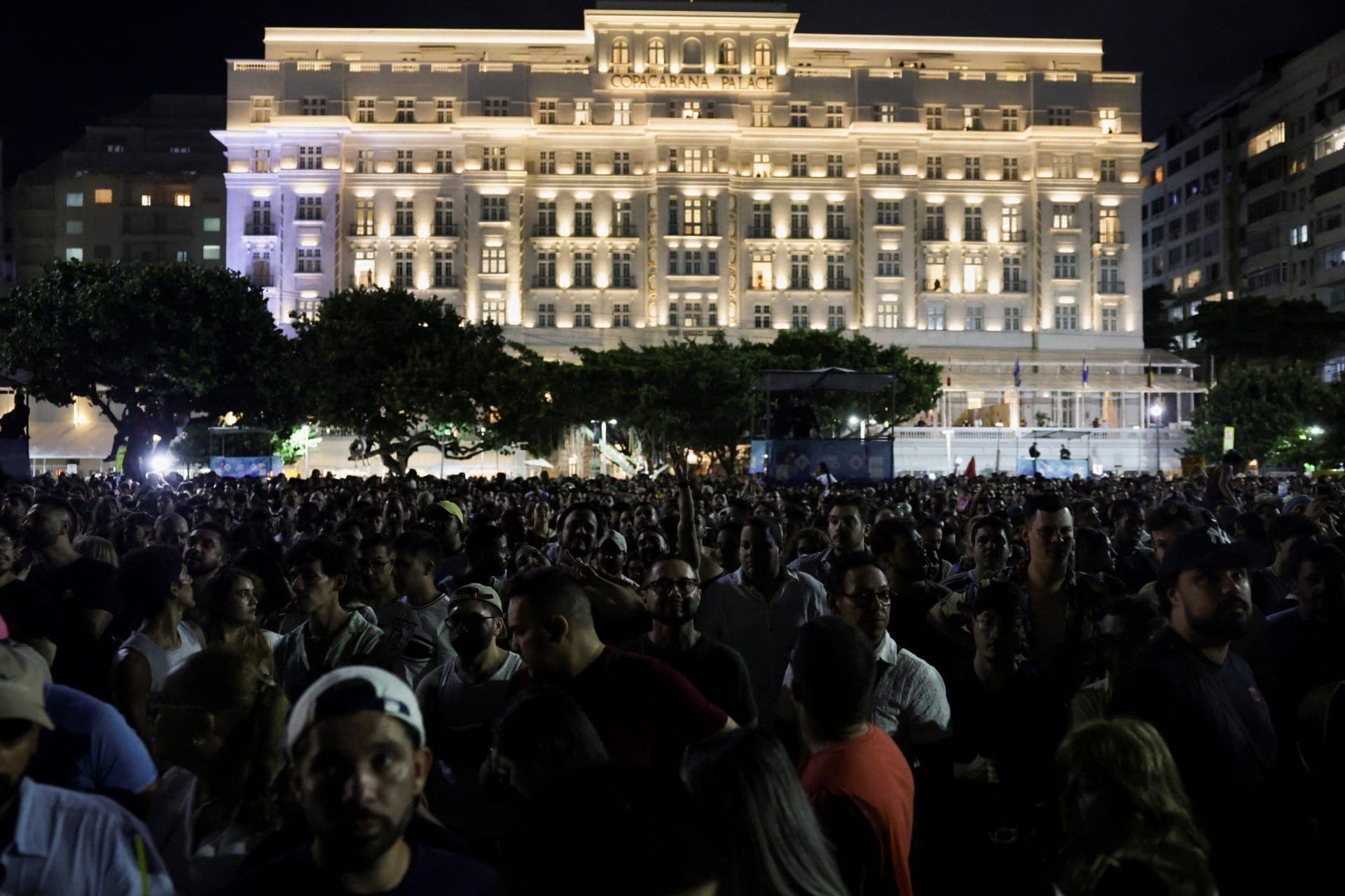 Fãs se reúnem em frente ao hotel onde a cantora colombiana Shakira está hospedada, na véspera de seu show gratuito na praia de Copacabana, no Rio