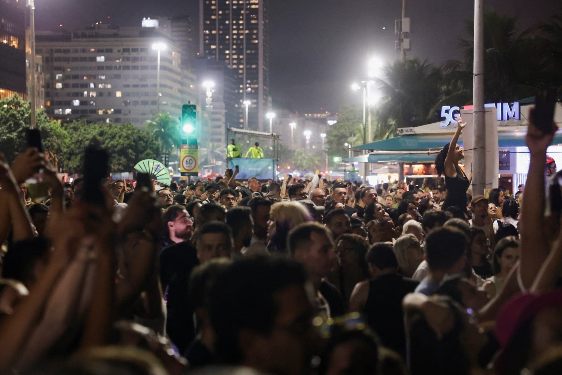 Fãs se reúnem em frente ao hotel onde a cantora colombiana Shakira está hospedada, na véspera de seu show gratuito na praia de Copacabana, no Rio