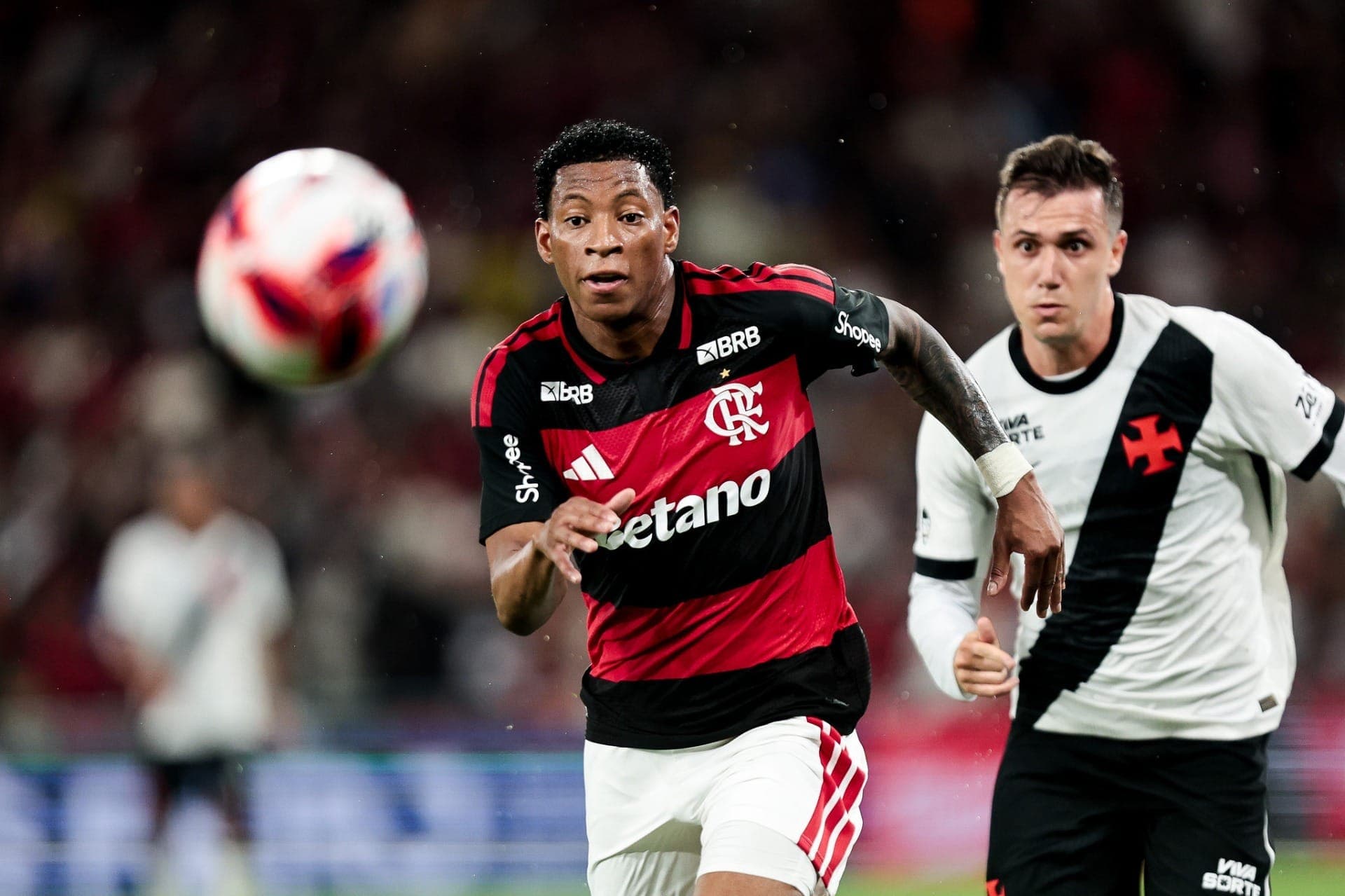 Flamengo e Vasco duelam em momentos distintos na temporada para os rivais