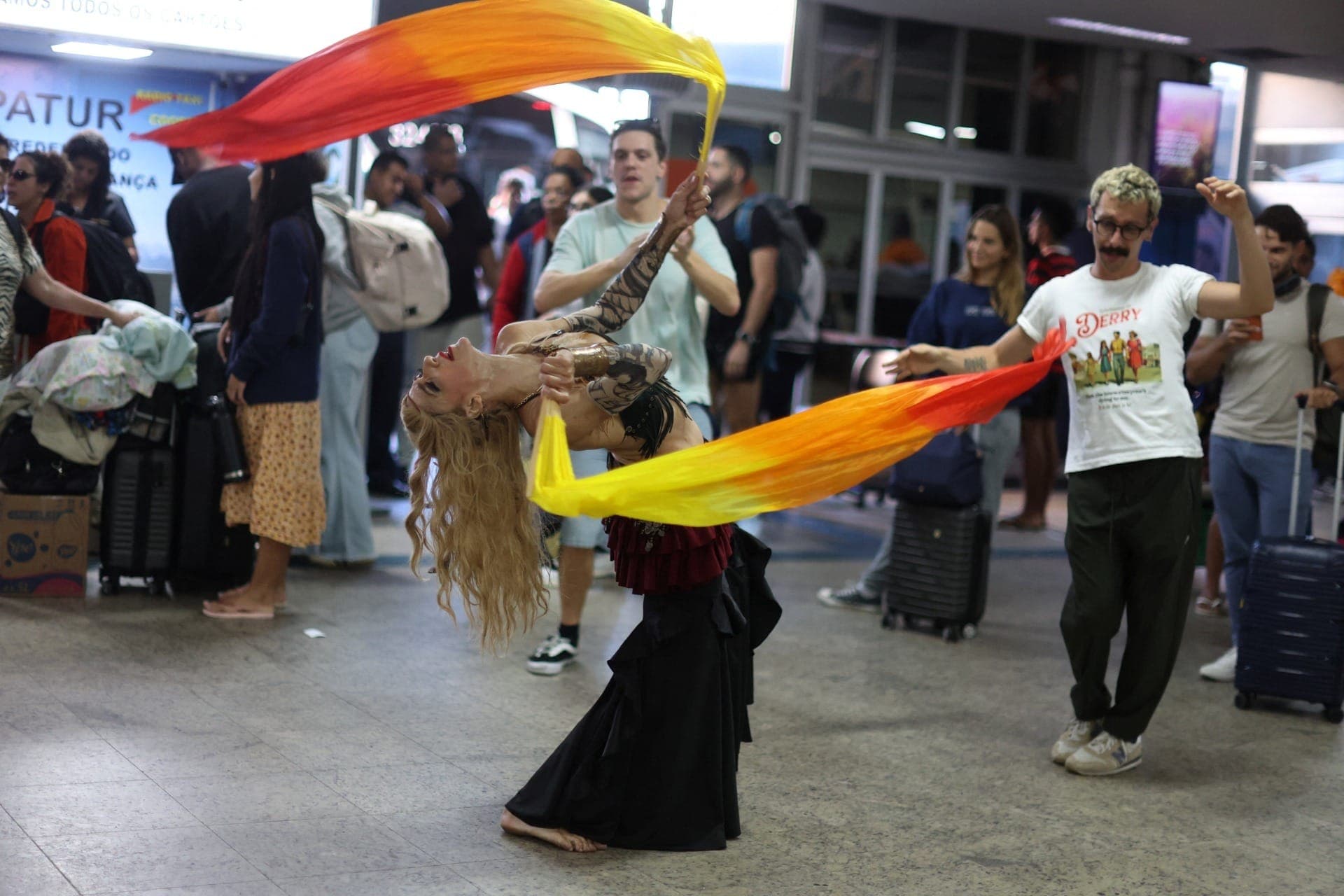 Passageiros chegam ao terminal rodoviário do Rio de Janeiro para show de Shakira em Copacabana