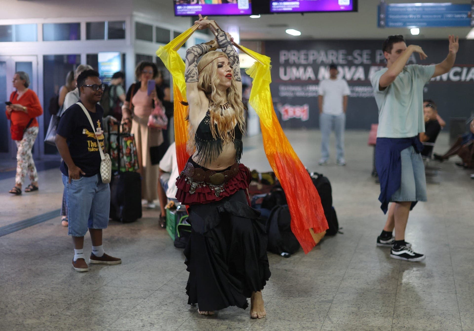 Passageiros chegam ao terminal rodoviário do Rio de Janeiro para ver show de Shakira em Copacabana