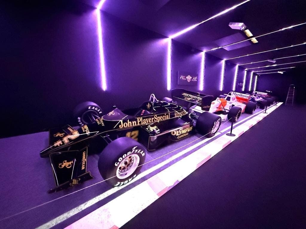 Por dentro do espaço que mistura Senna, Ducati e carros raros
