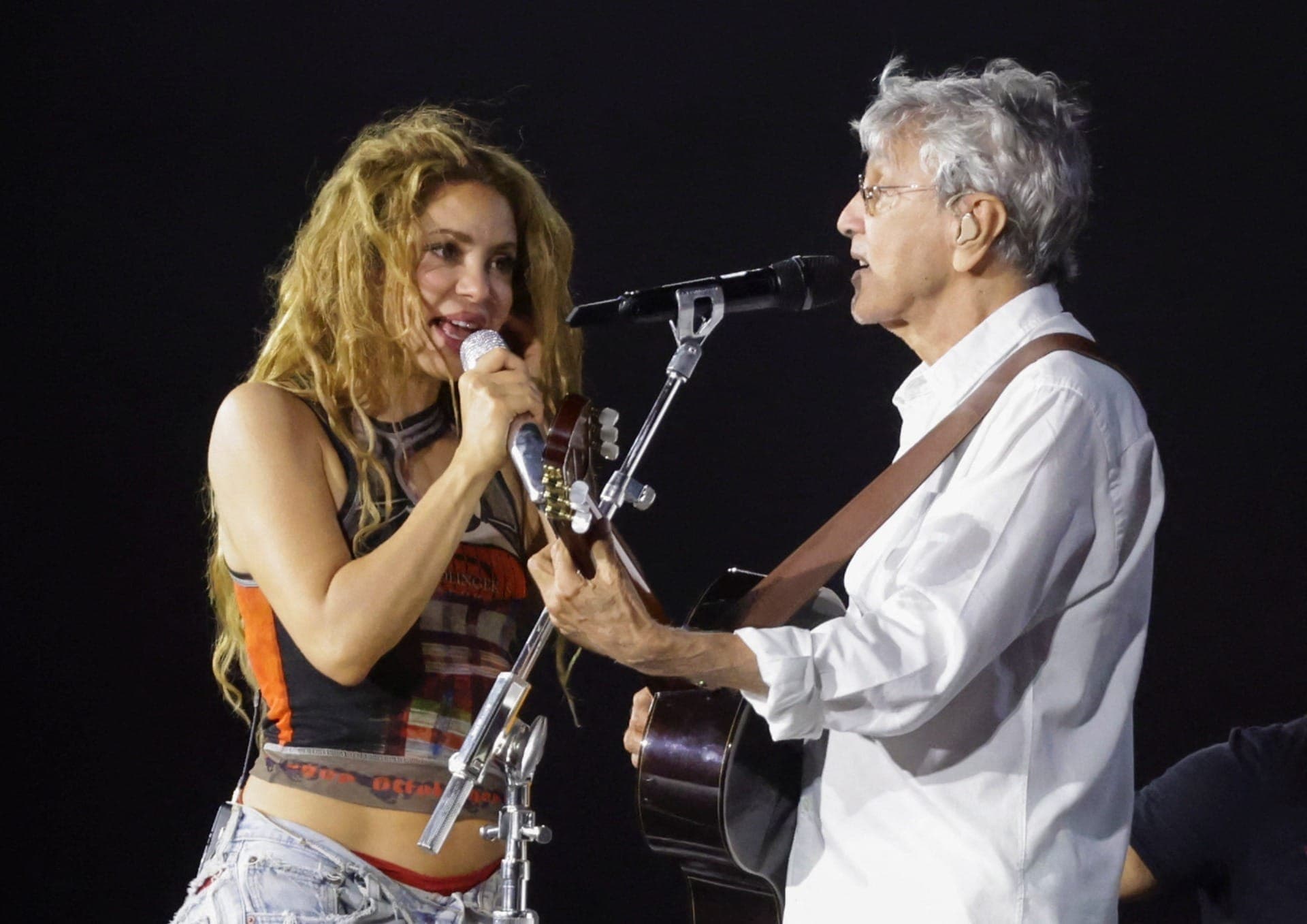 Shakira faz ensaio com Caetano Veloso antes de show gratuito na praia de Copacabana, no Rio de Janeiro