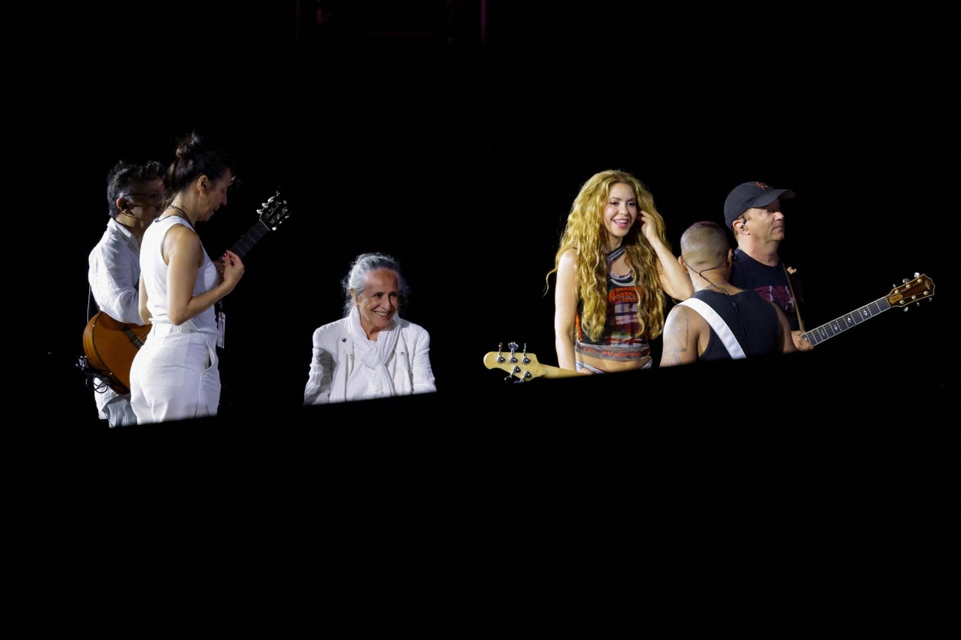 Shakira participa de ensaio com Maria Bethânia antes de show gratuito na praia de Copacabana, no Rio
