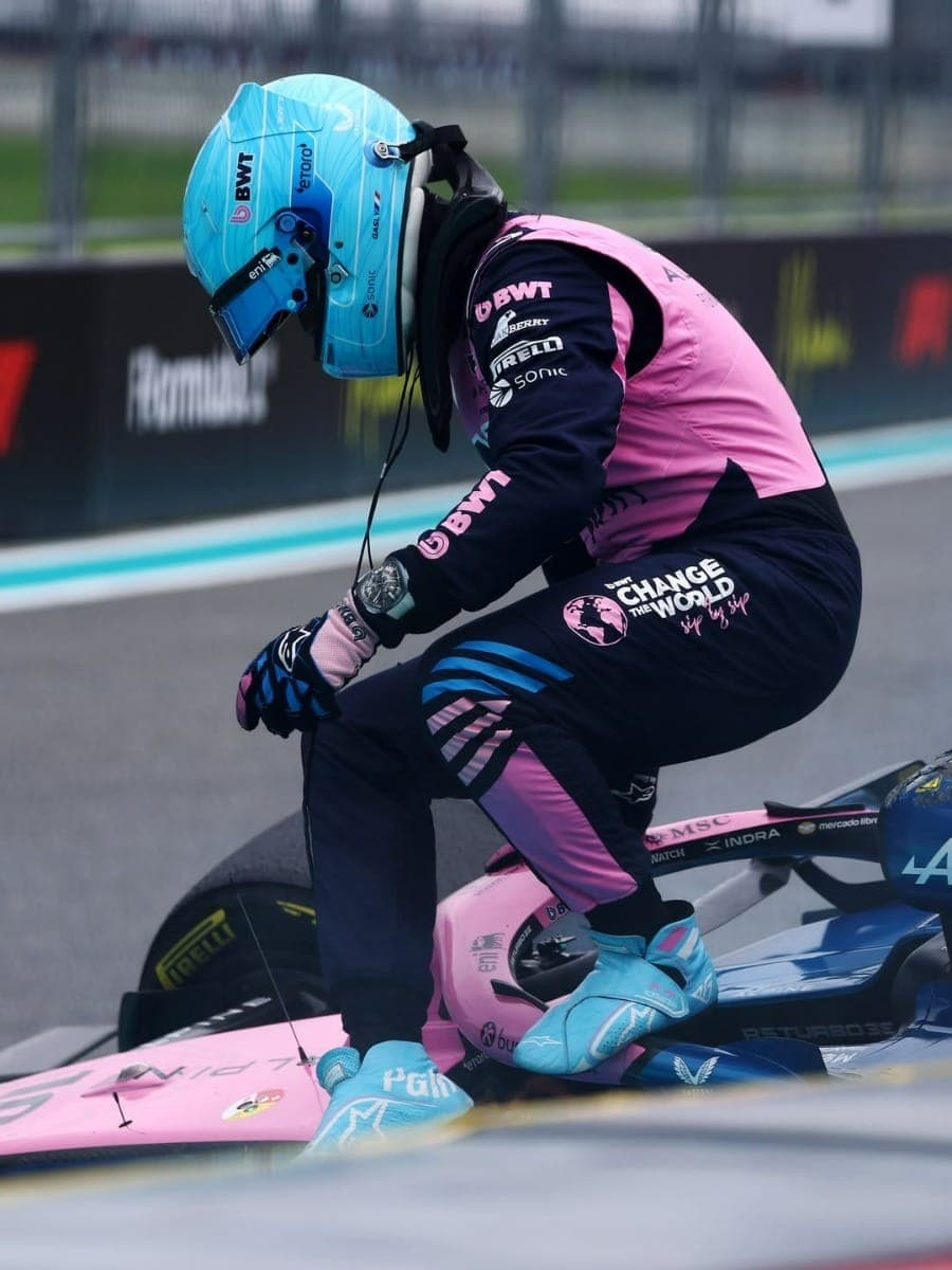 Gasly se levanta do carro após acidente no GP de Miami