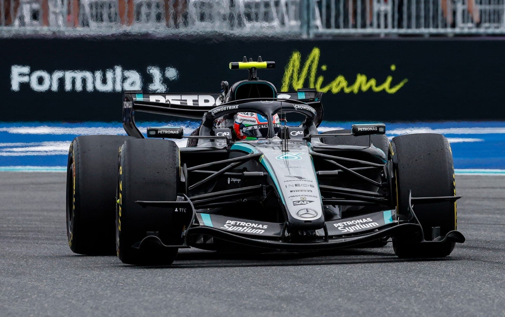 Kimi Antonelli segura Lando Norris e vence o GP de Miami; Bortoleto é 13º