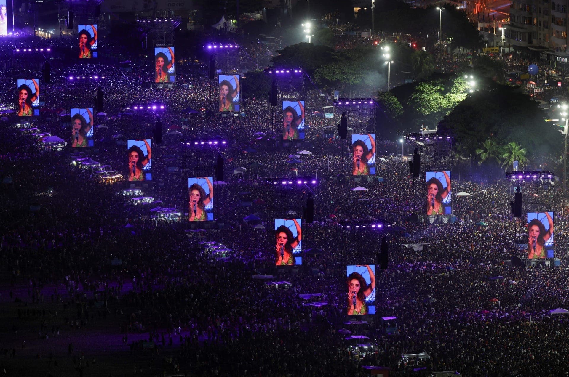 Show de Shakira leva multidão à praia de Copacabana