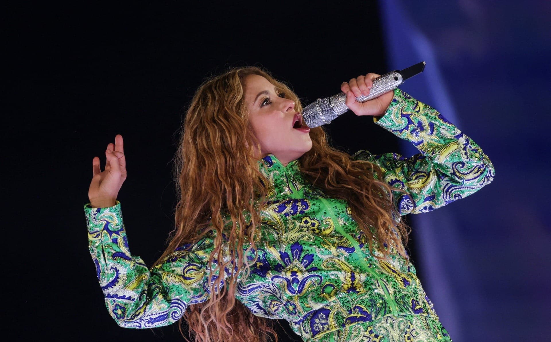 Show de Shakira leva multidão à praia de Copacabana
