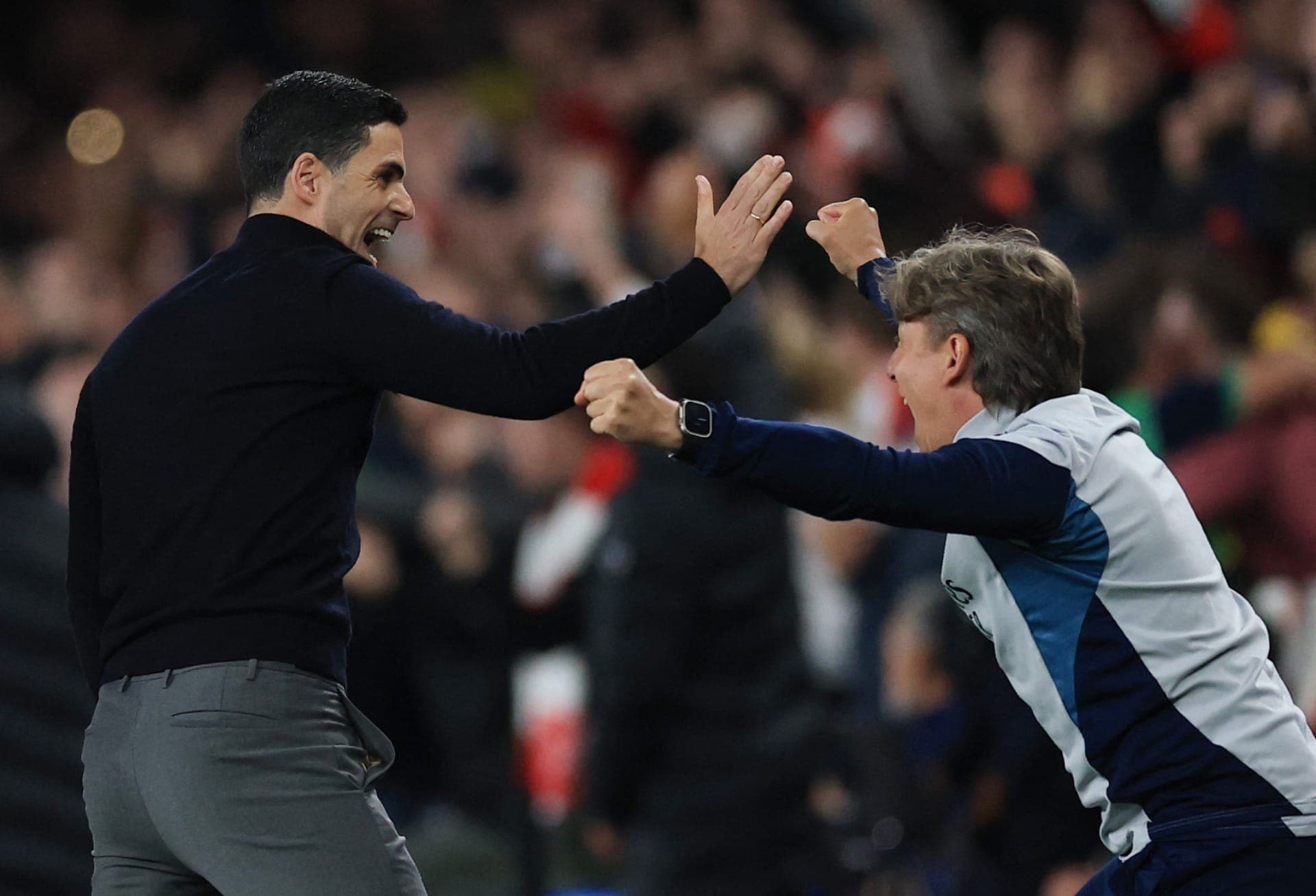 Arteta, técnico do Arsenal, comemora gol sobre Atlético de Madrid