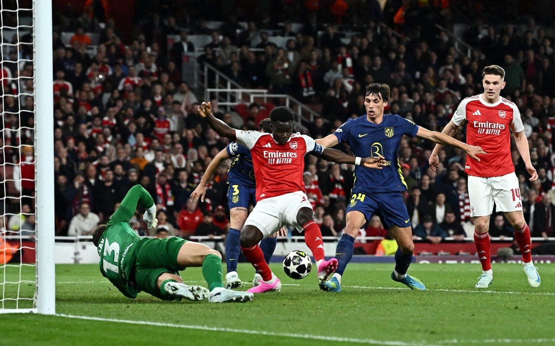 Bukayo Saka finaliza para gol do Arsenal sobre Atlético de Madrid