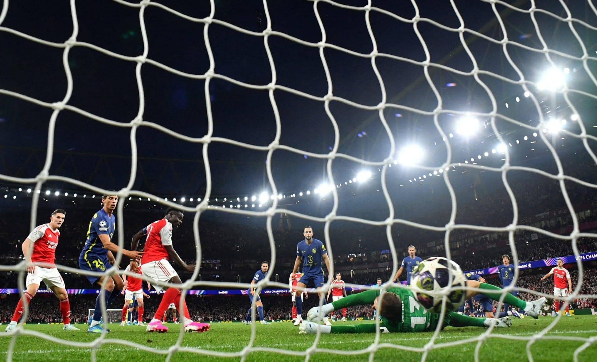 Bukayo Saka vence goleiro do Atlético de Madrid e marca gol para Arsenal