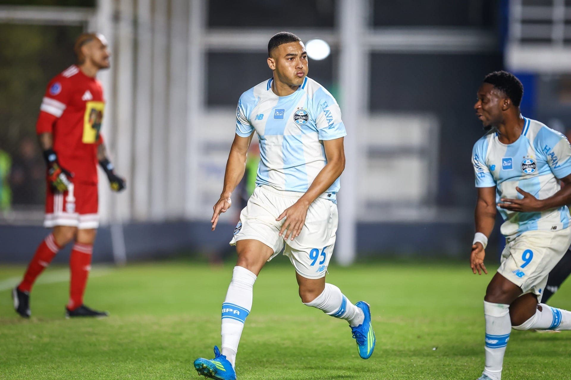 Carlos Vinícius comemora gol de pênalti pelo Grêmio contra o Riestra
