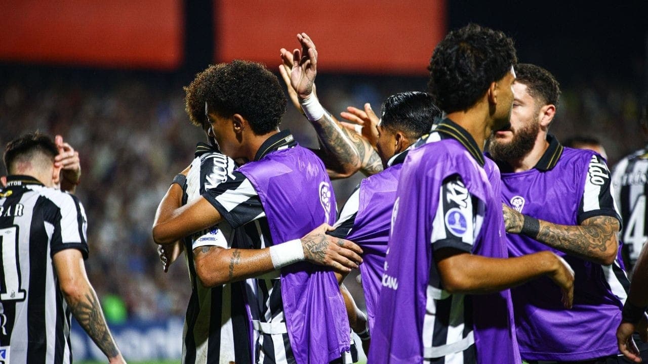 Neymar abraça Robinho Jr. após gol contra o Recoleta