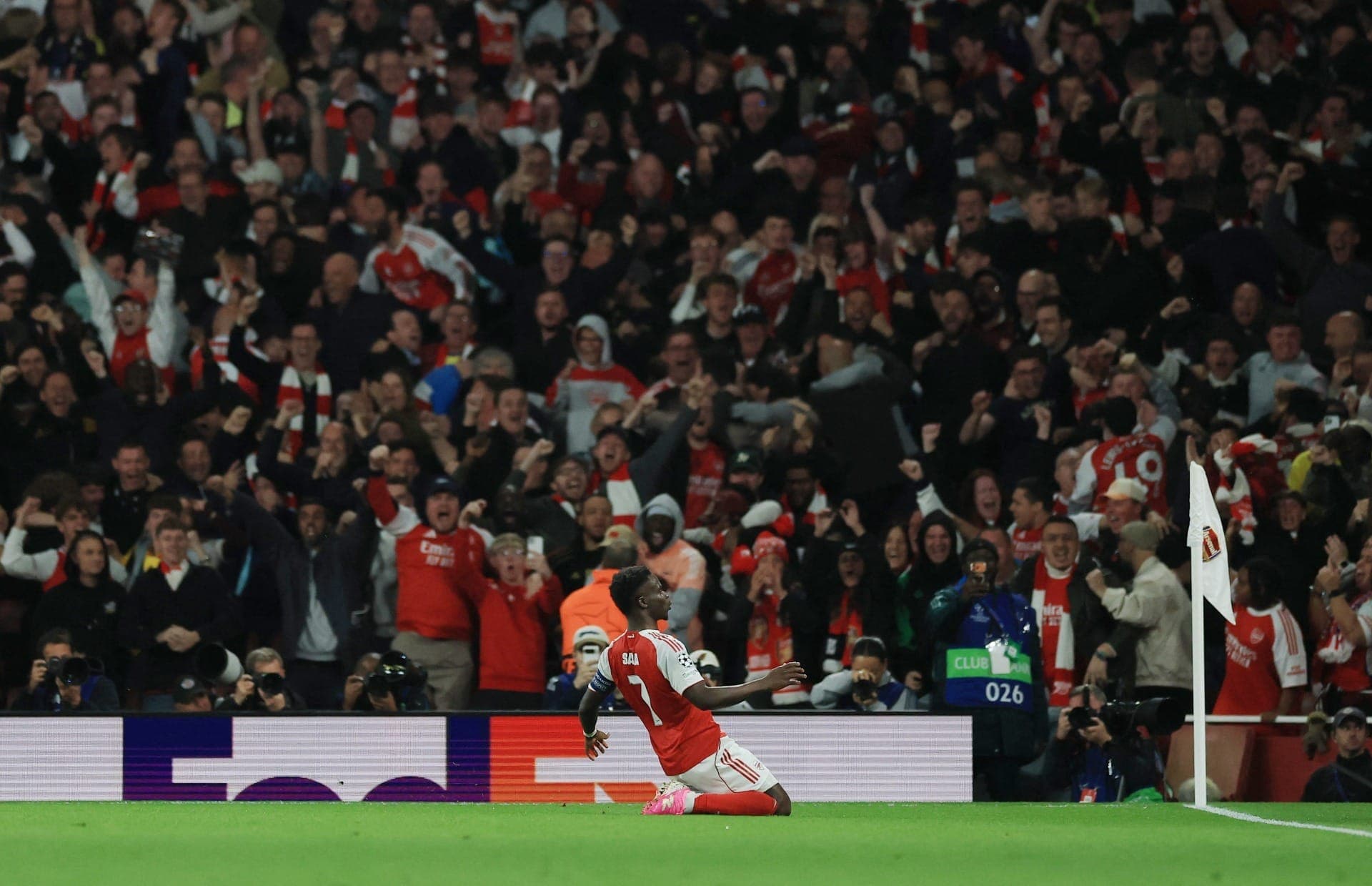 Saka comemora gol pelo Arsenal contra Atlético de Madrid na semifinal da Champions League