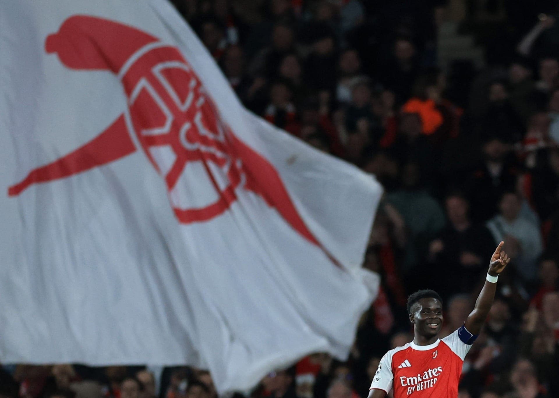 Saka comemora gol pelo Arsenal contra Atlético de Madrid na semifinal da Champions League