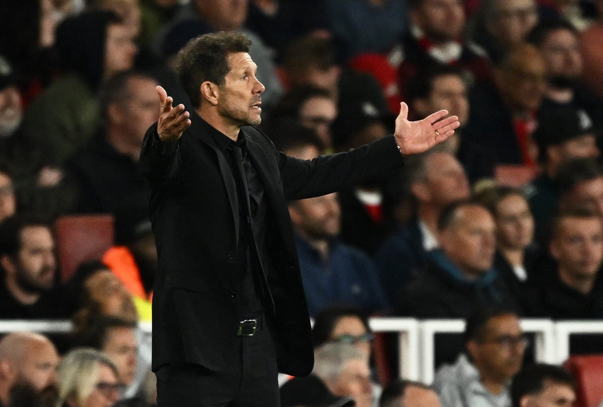 Simeone, técnico do Atlético de Madrid, durante jogo contra Arsenal na Champions League