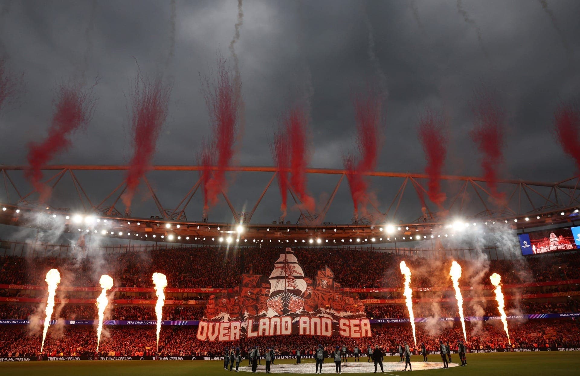 Torcida do Arsenal faz mosaico para jogo contra Atlético de Madrid