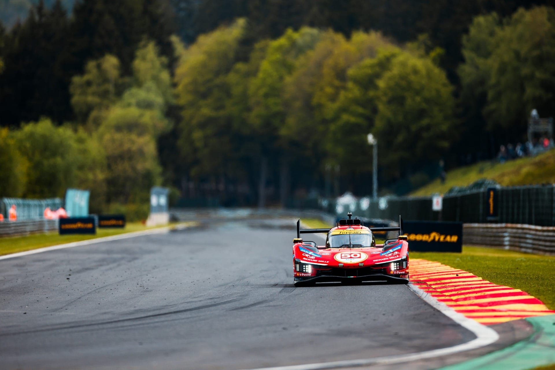 Ferrari dita o ritmo e supera Aston Martin no primeiro treino em Spa