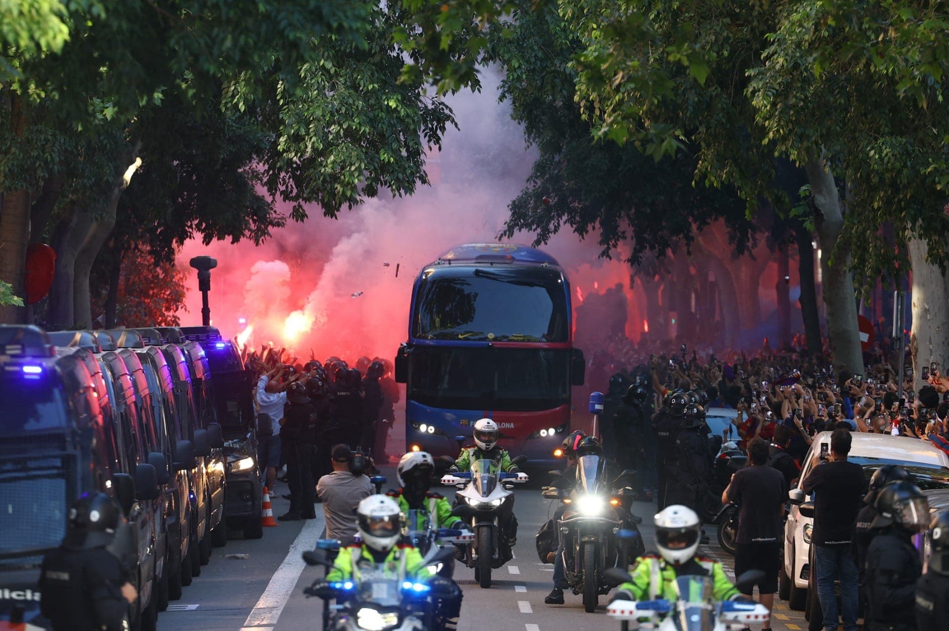 Ônibus da equipe do FC Barcelona chega ao estádio antes da partida