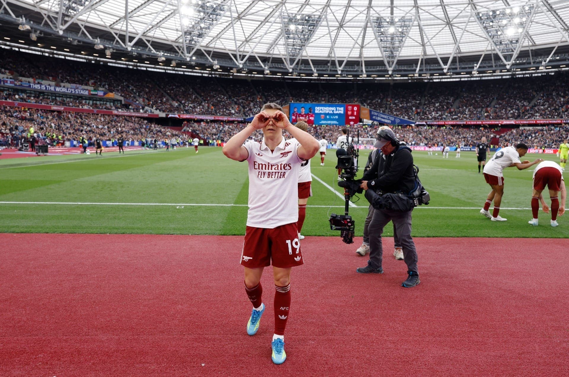 Trossard comemora gol decisivo do Arsenal