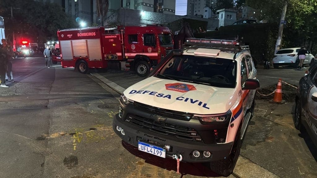 Bombeiros e Defesa Civil atuam no local da região da explosão de gás na zona oeste de São Paulo