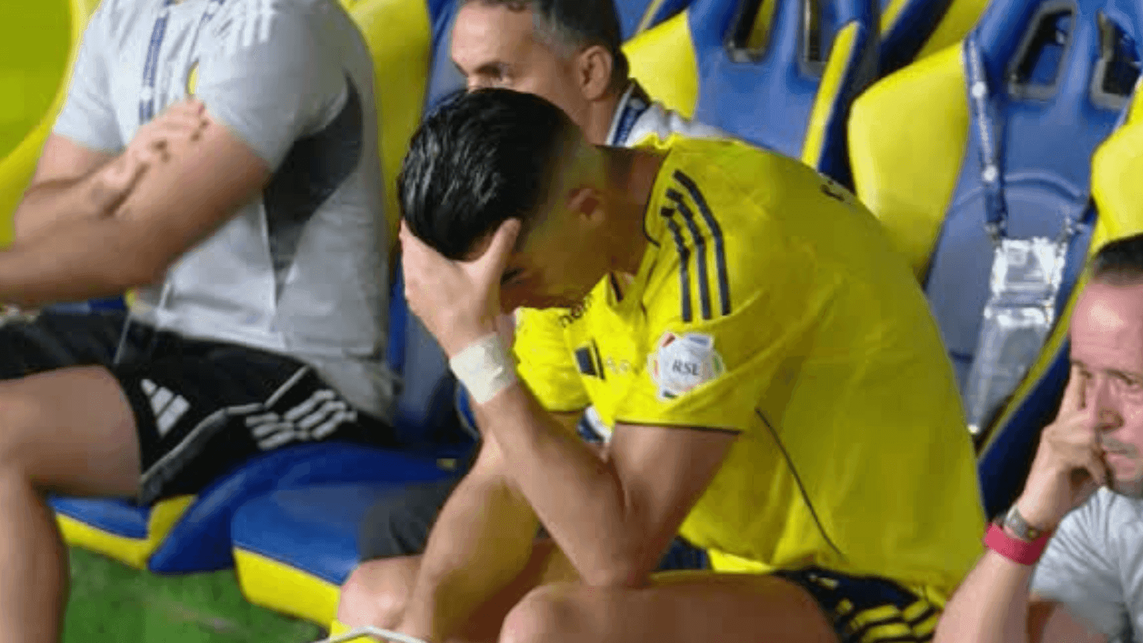 Cristiano Ronaldo lamenta falha de Bento em jogo do Al Nassr contra Al Hilal